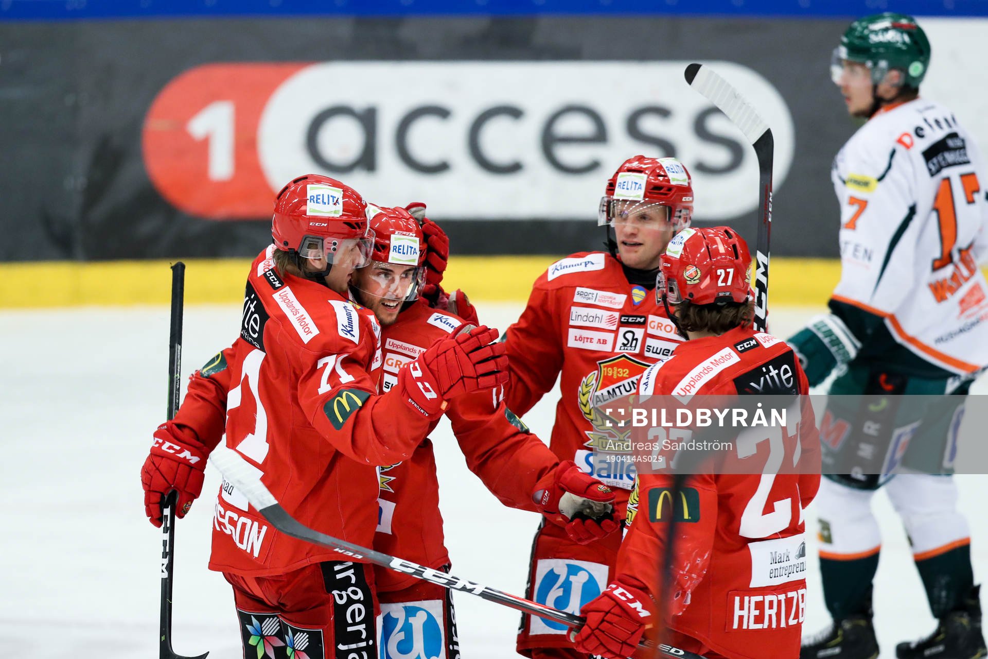 Almtunas Oscar Milton jublar med lagkamrater