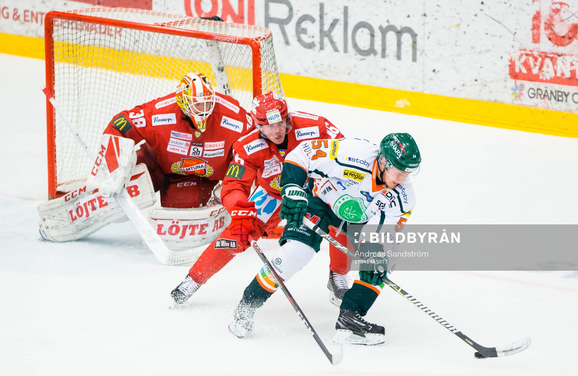 Kristianstads Johan Lundgren i kamp om pucken med Almtunas