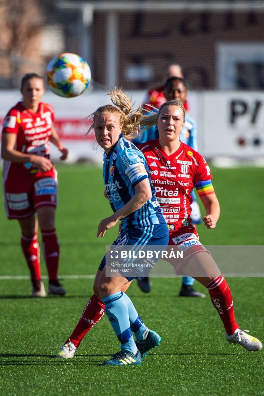 Djurgårdens Mia Jalkerud och Piteås Ellen Löfqvist under fotbollsmatchen i Damallsvenskan mellan Piteå och Djurgården den 14 april 2019 i Piteå.
