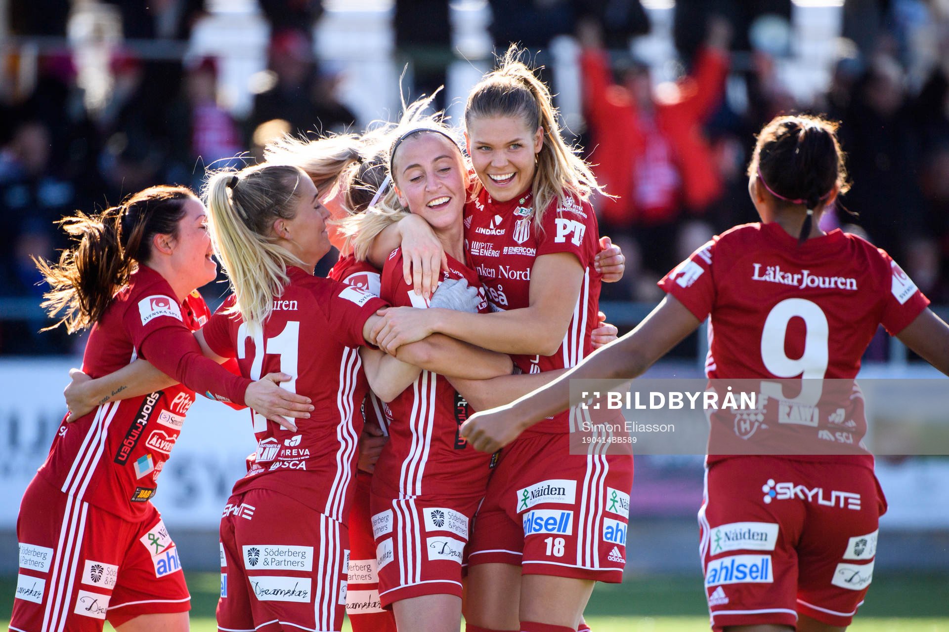 Piteås Nina Jakobsson jublar med lagkamrater