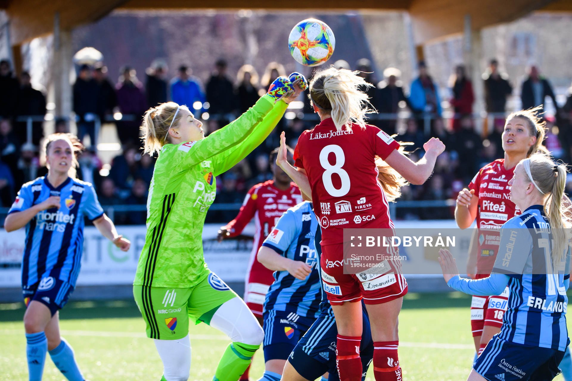 Djurgårdens målvakt Jennifer Pelley boxar undan bollen