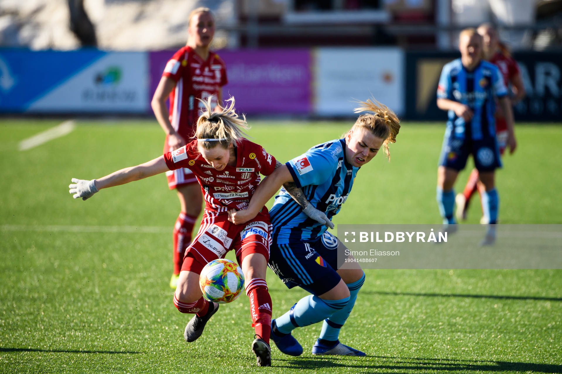Piteås Cecilia Edlund i kamp med Djurgårdens Ingibjörg Sigurdadottir under fotbollsmatchen i Damallsvenskan mellan Piteå och Djurgården den 14 april 2019 i Piteå.