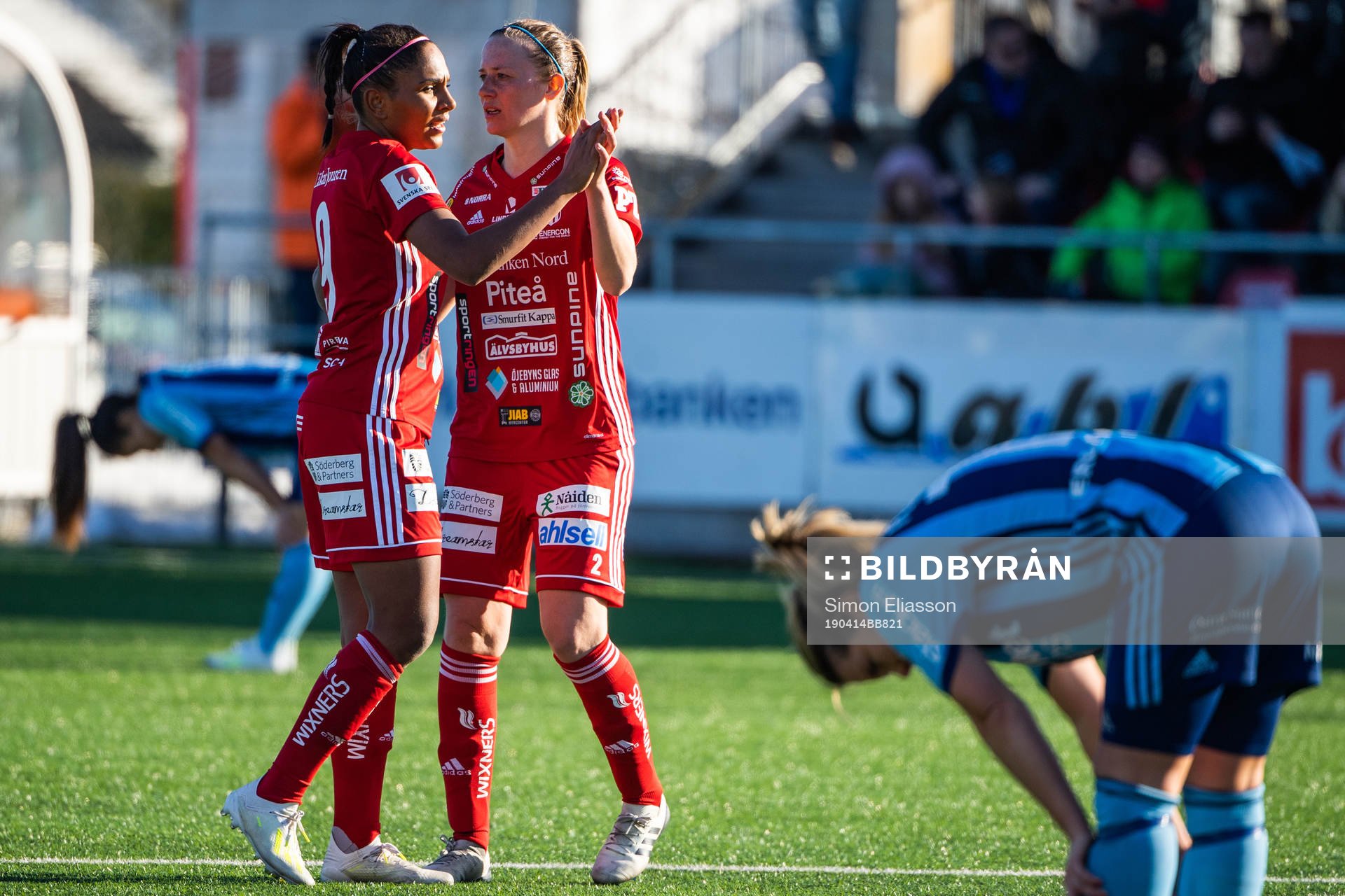 Piteås Madelen Janogy och Lena Blomkvist jublar