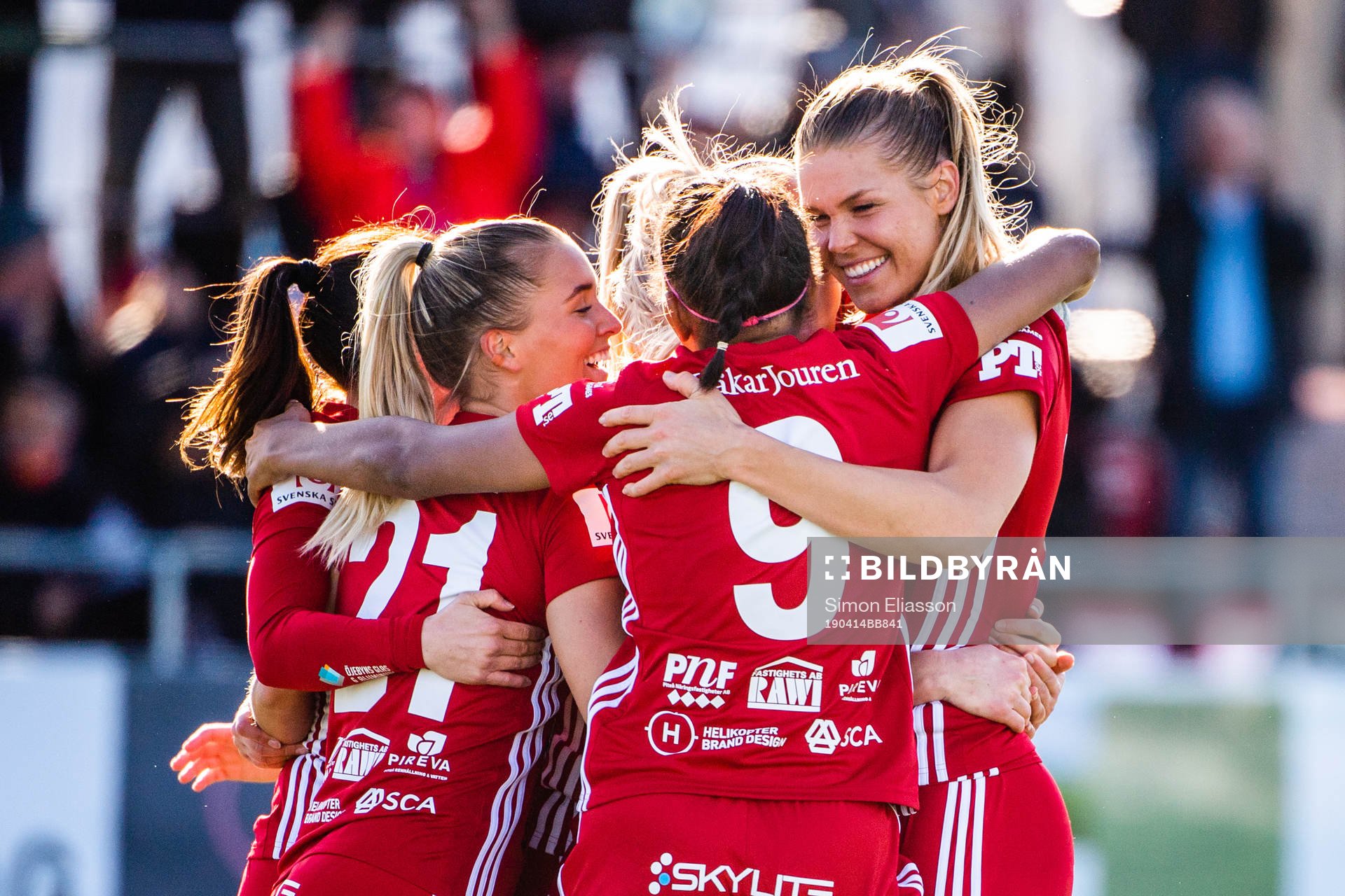 Piteås Nina Jakobsson jublar med lagkamrater