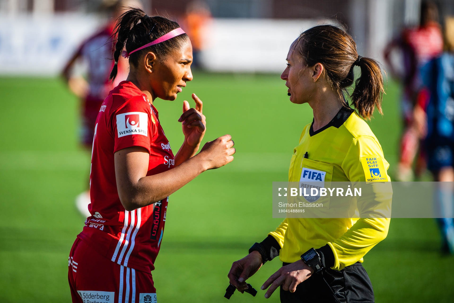 Piteås Madelen Janogy och domare Pernilla Larsson