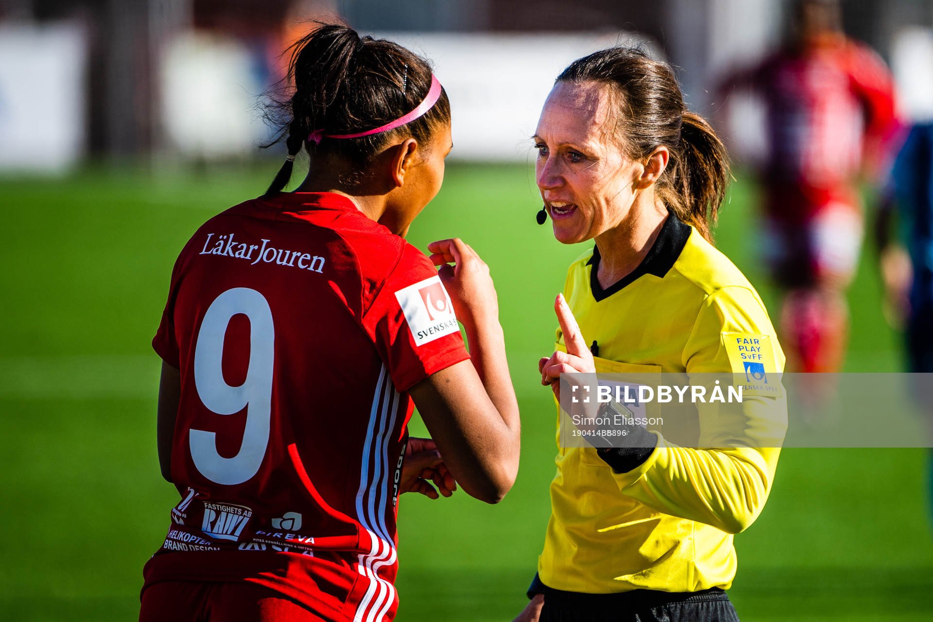Piteås Madelen Janogy och domare Pernilla Larsson