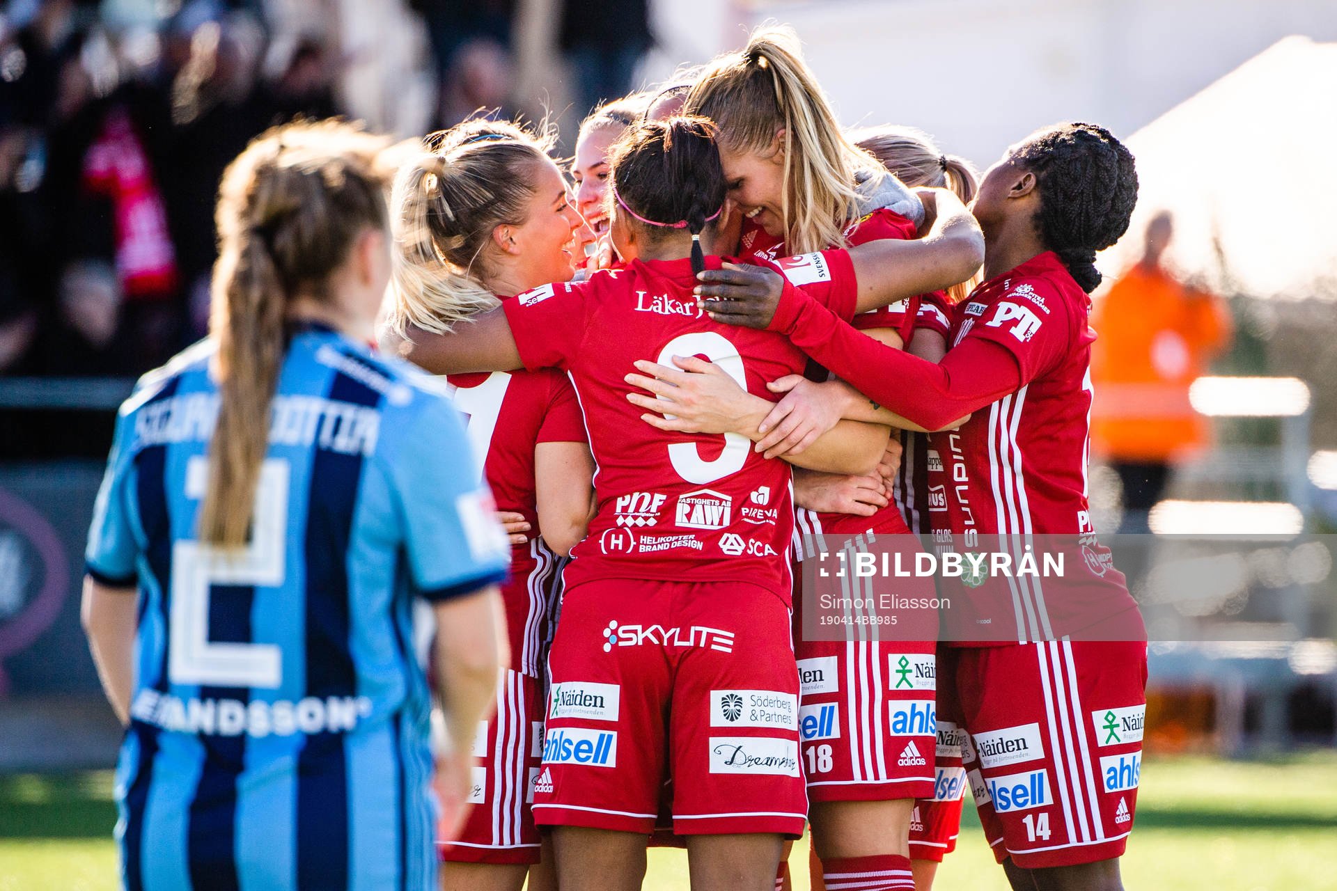 Piteås spelare jublar efter 1-0 av Nina Jakobsson under fotbollsmatchen i Damallsvenskan mellan Piteå och Djurgården den 14 april 2019 i Piteå.