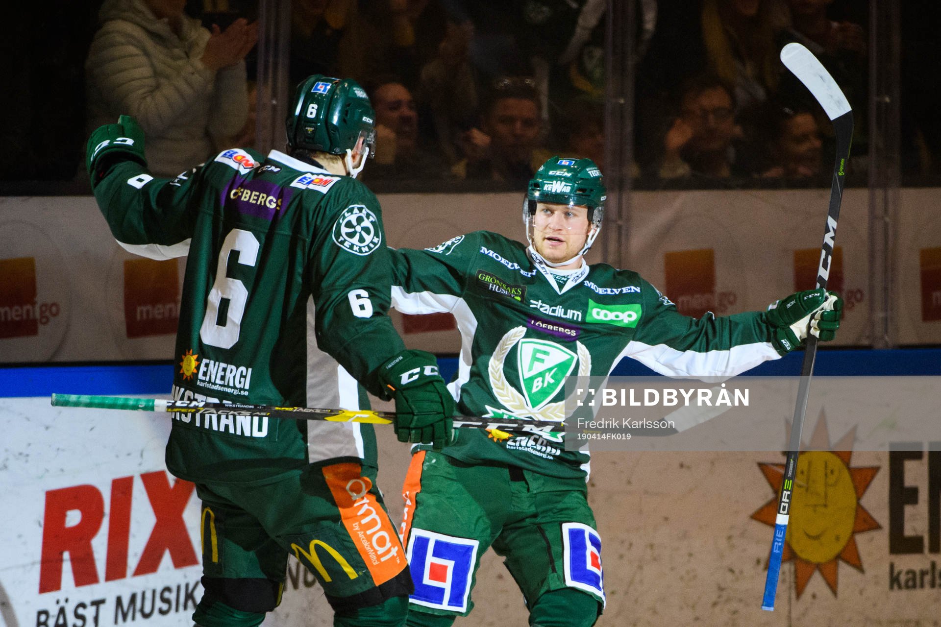 Färjestads Marcus Nilsson jublar med Mikael Wikstrand