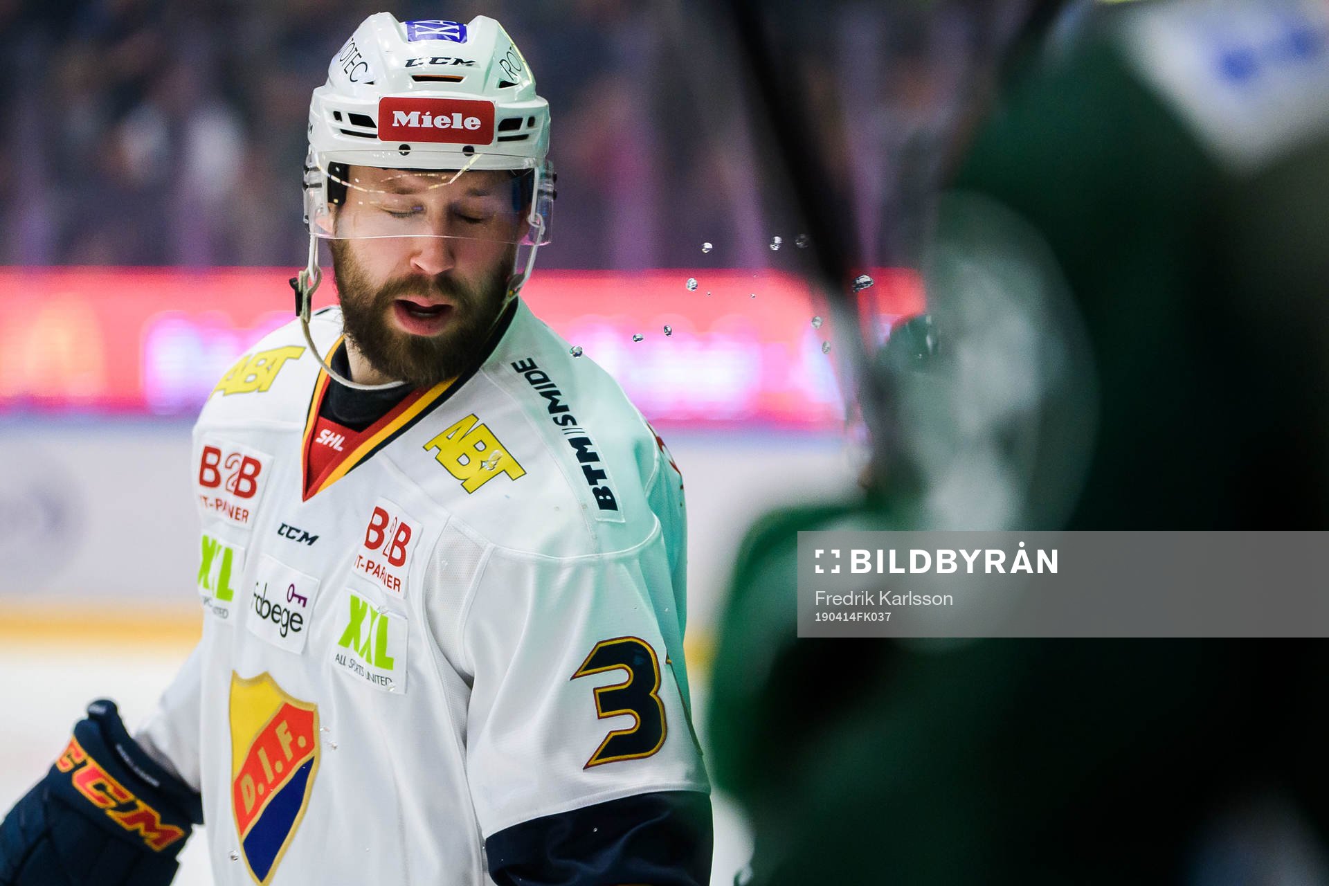 Djurgårdens Dick Axelsson i samtal med Färjestads spelare