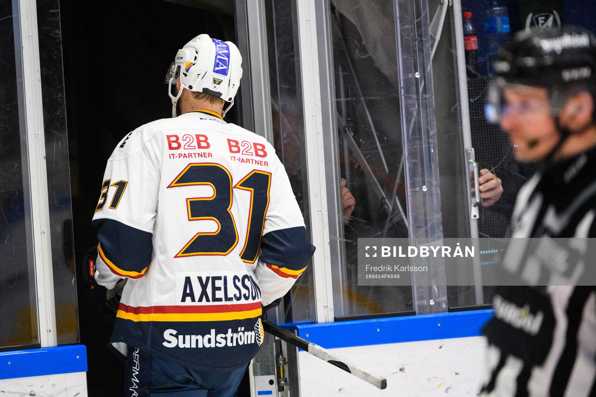 Djurgårdens Dick Axelsson lämnar isen