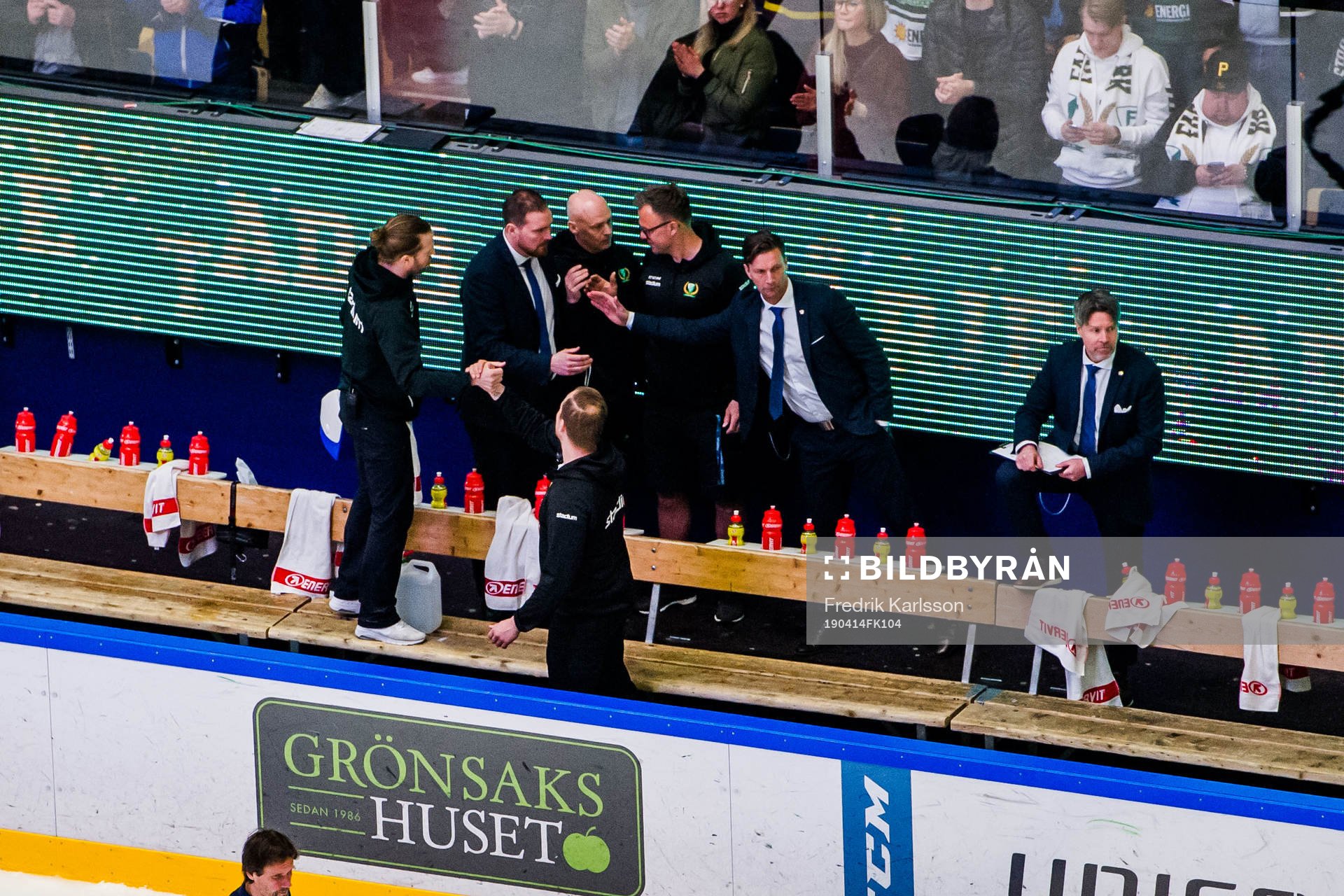 Färjestads assisterande tränare Gereon Dahlgren jublar