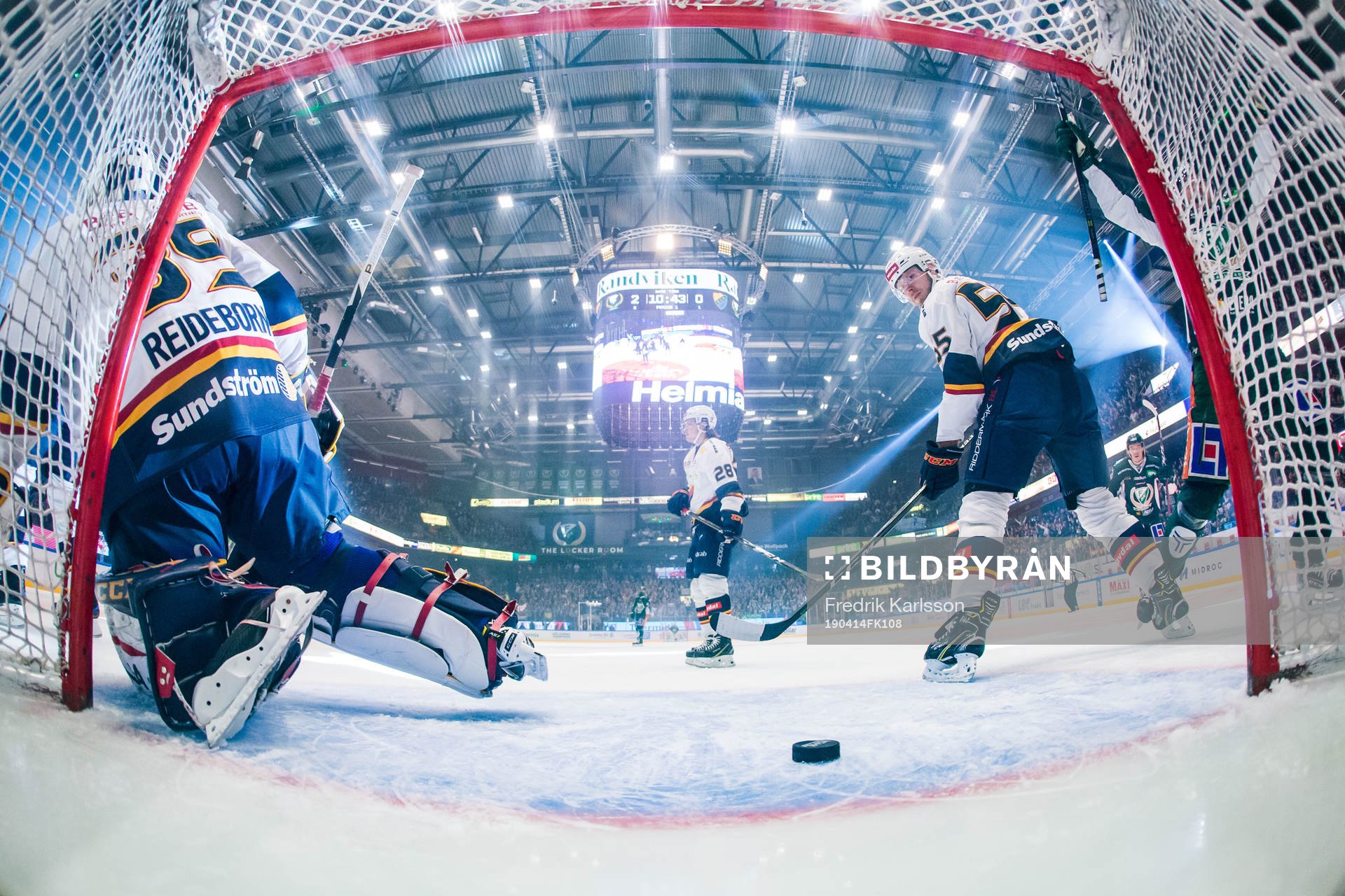 Djurgårdens Alexander Urbom ser på när pucken går i mål