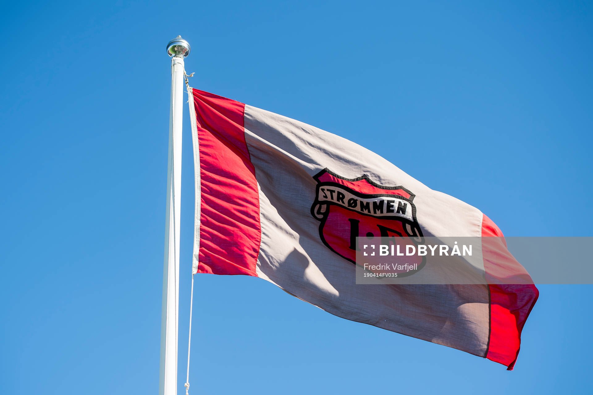 A flag with Strømmen IF logo