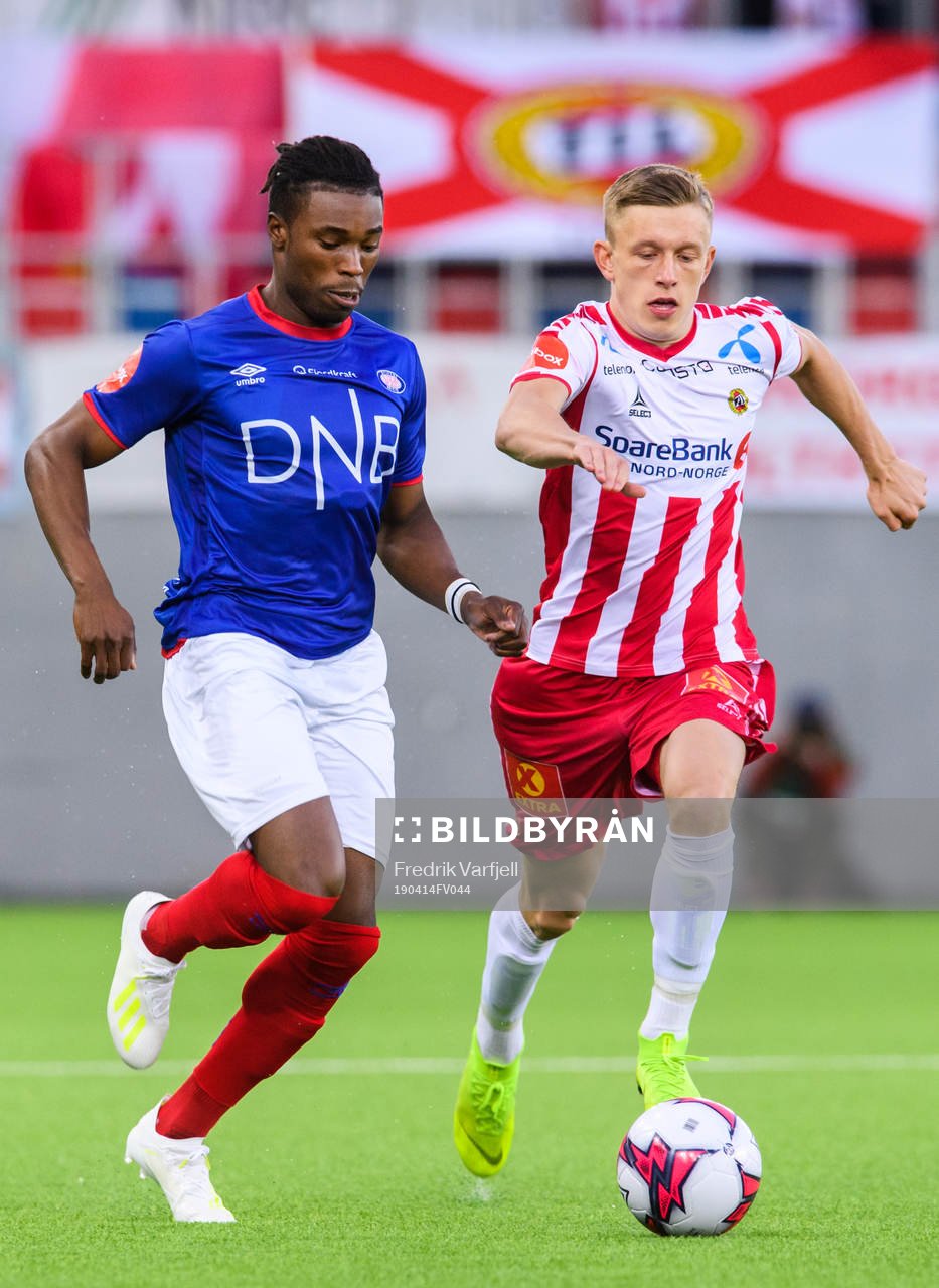 Sam Adekugbe of Vålerenga and Marcus Holmgren Pedersen of