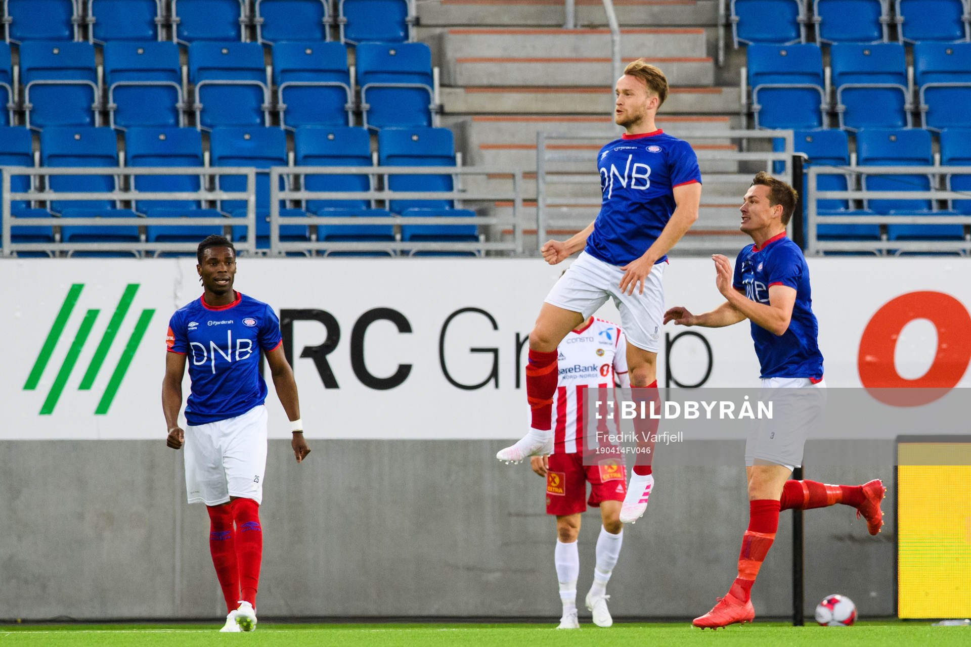 Bård Finne of Vålerenga celebrates