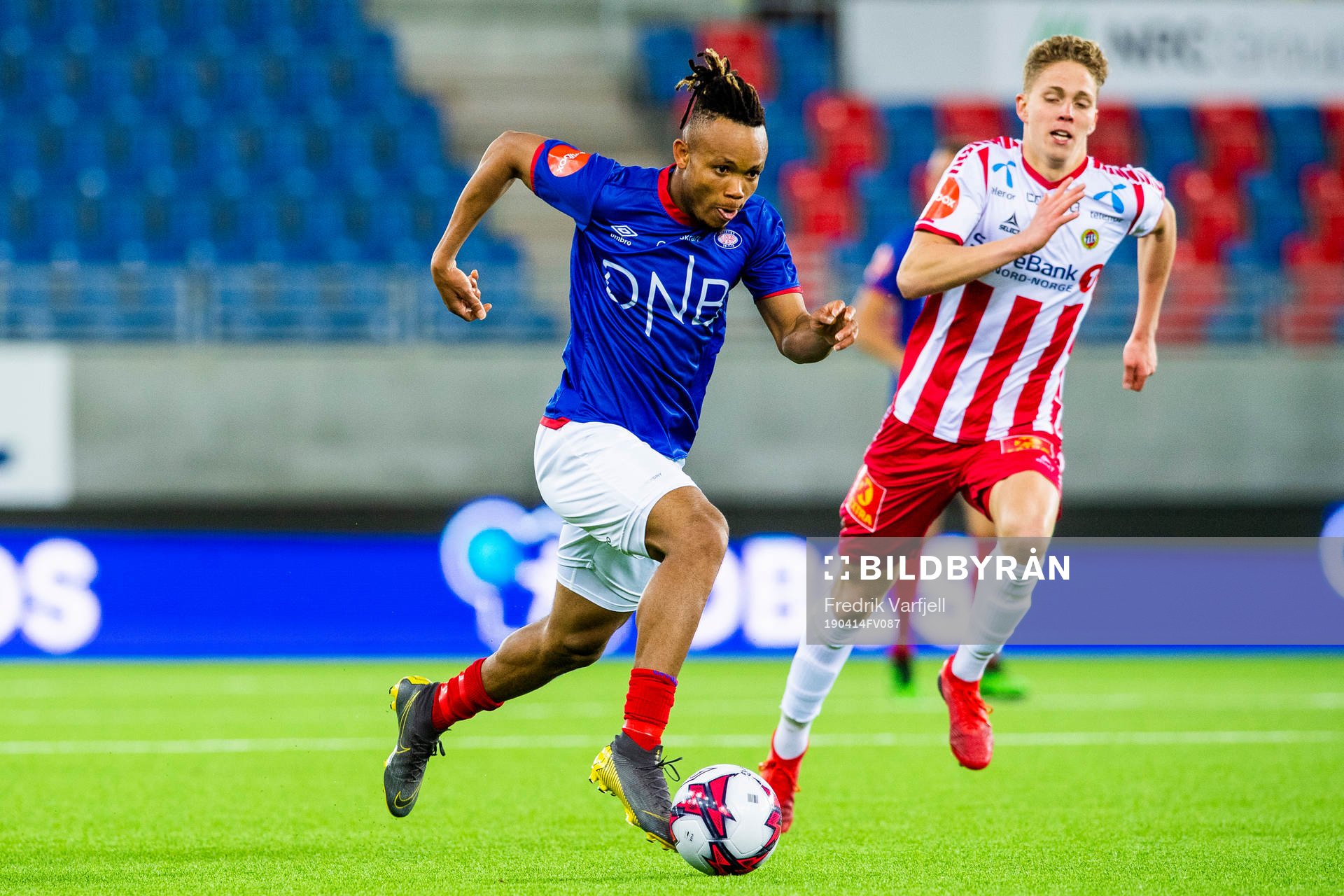 Chidera Ejuke of Vålerenga and Onni Johannes Simonpoika