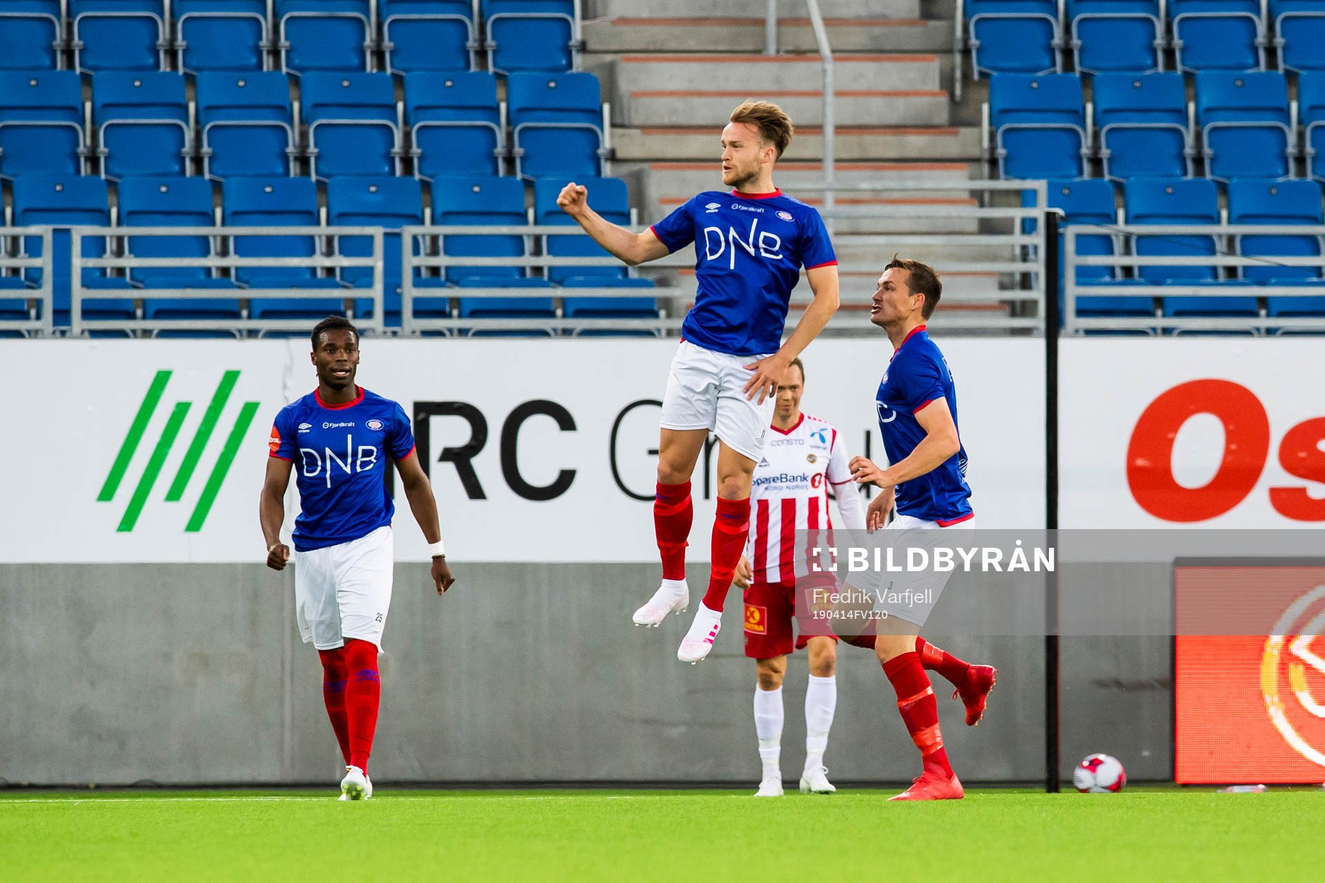 Bård Finne of Vålerenga celebrates with his teammates