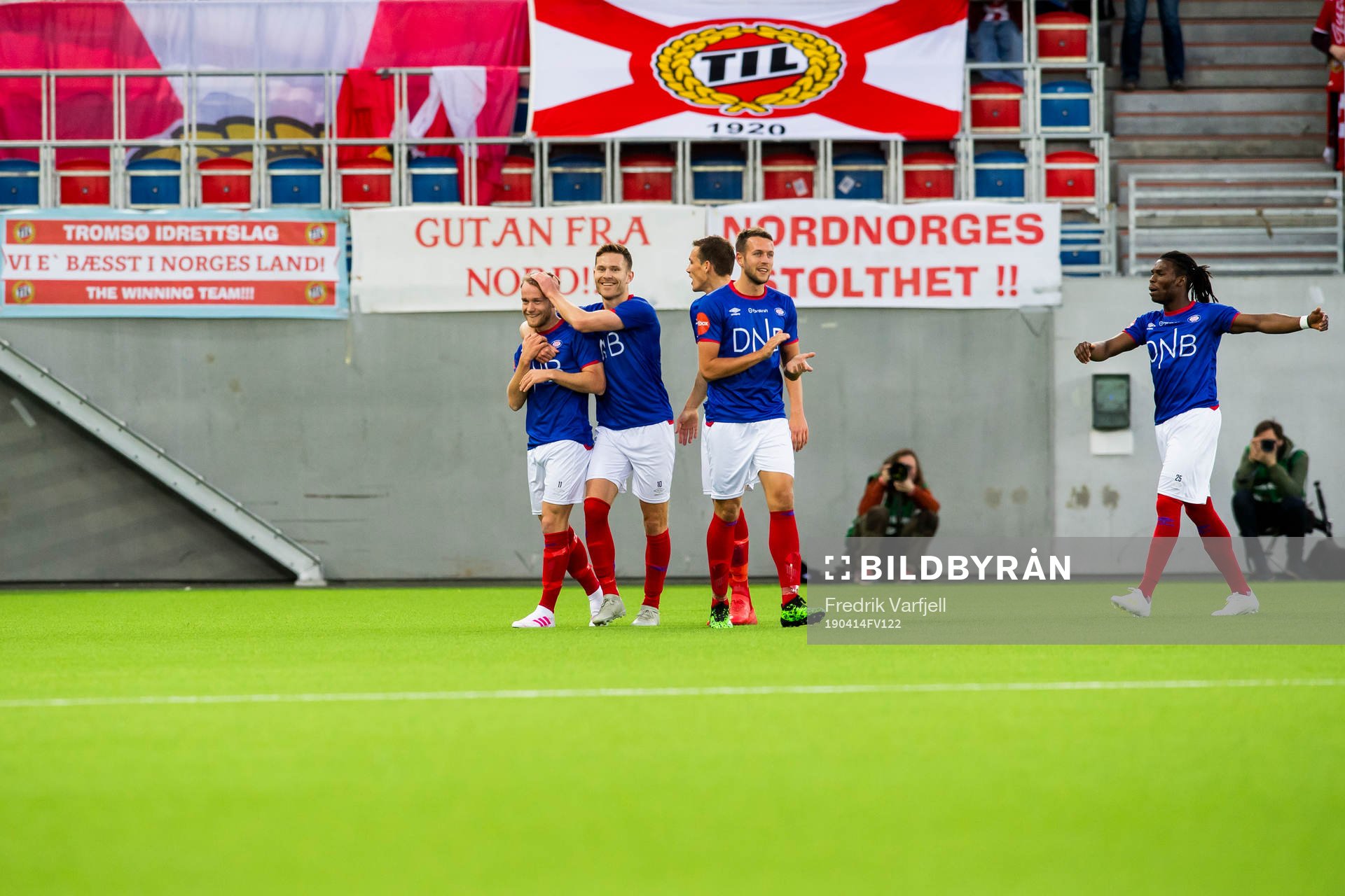 Bård Finne of Vålerenga celebrates with his teammates