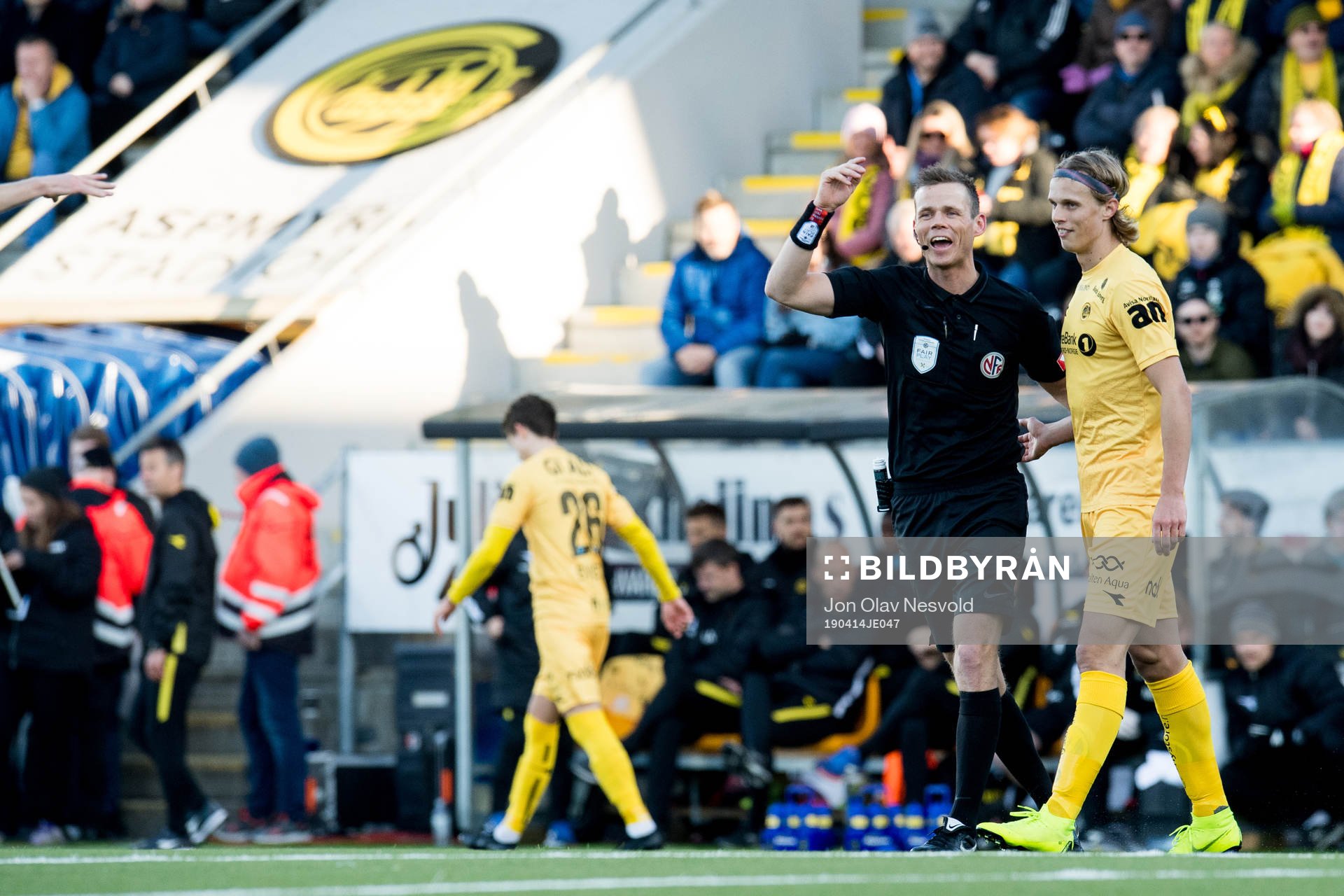 Sigurd Smehus Kringstad, referee, and Ulrik Saltnes of