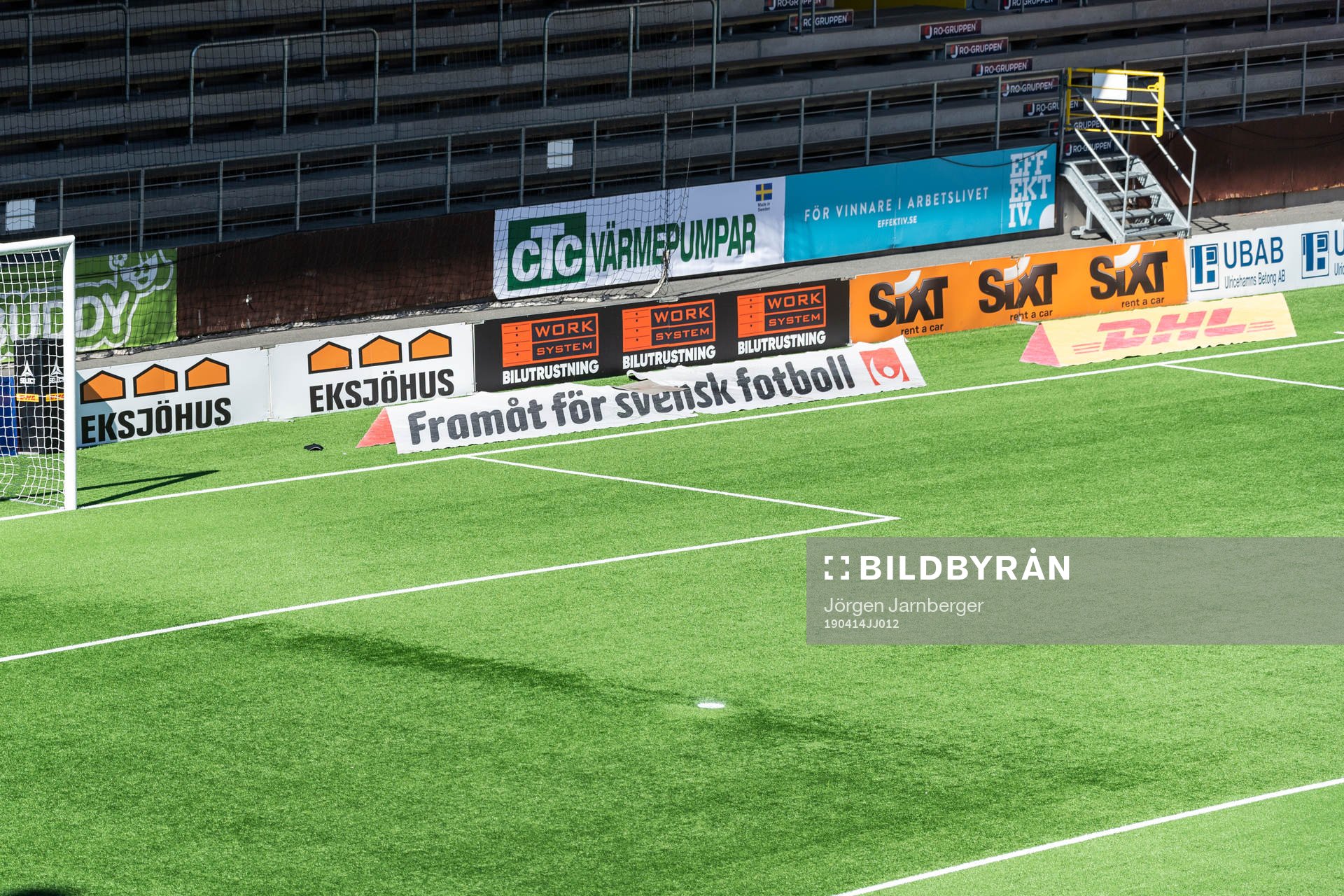 3D reklam på planen för Svenska spel och DHL