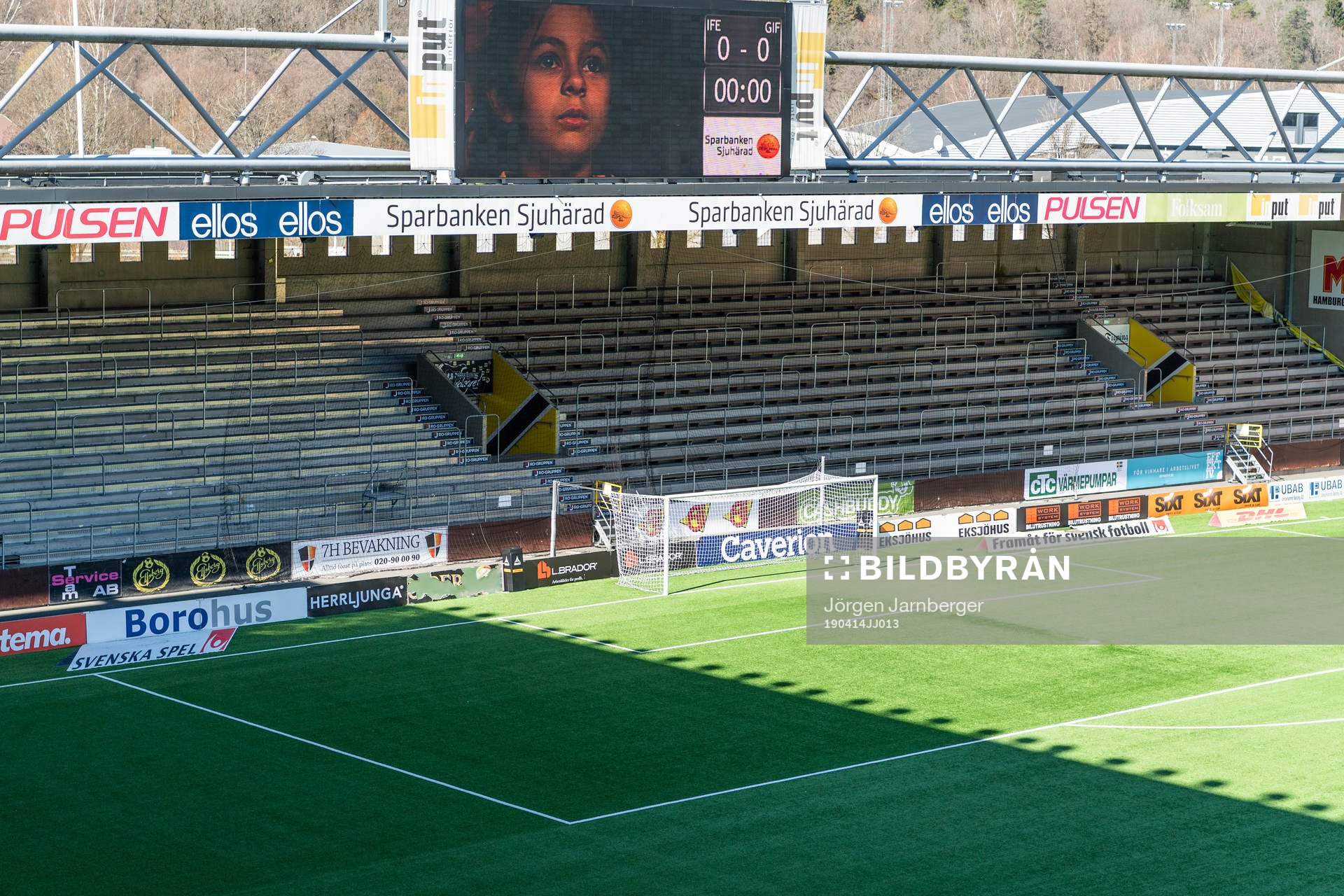 Översikt kortsida med 3D reklam på planen för Svenska