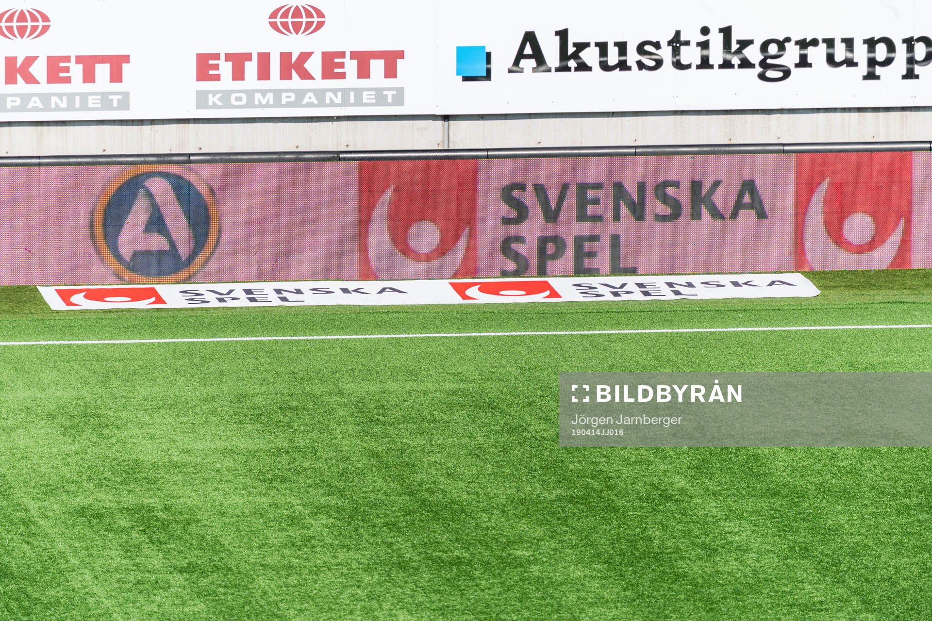 LED skärm med reklam för Svenska spel och Allsvenskans