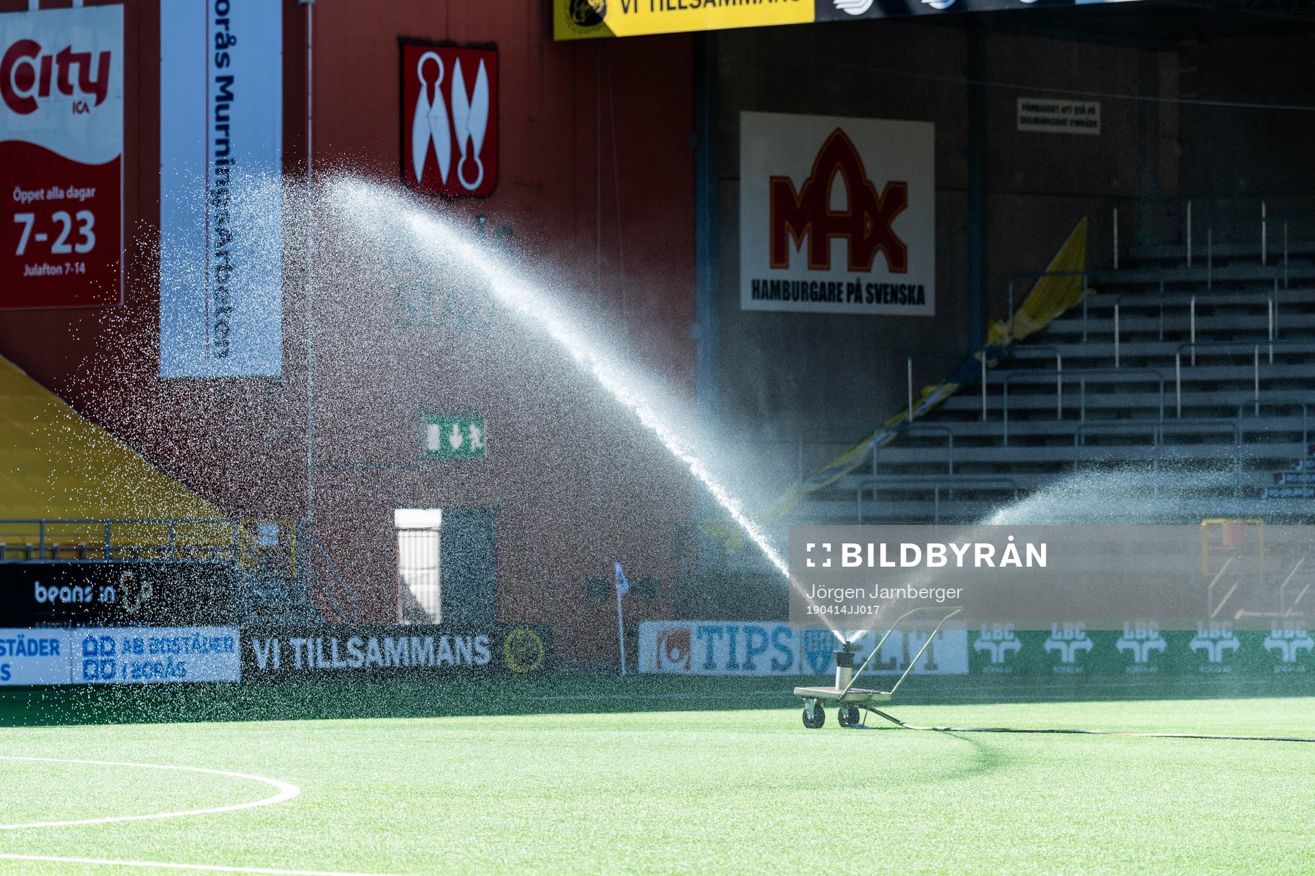 Vattning av konstgräsplanen