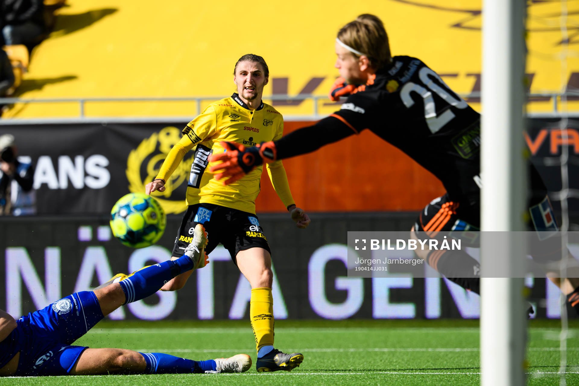 Elfsborgs Pawel Cibicki gör 3-1 bakom Sundsvalls målvakt