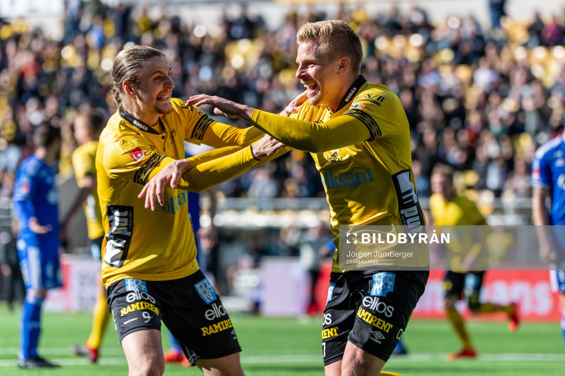 Elfsborgs Per Frick jublar med Pawel Cibicki