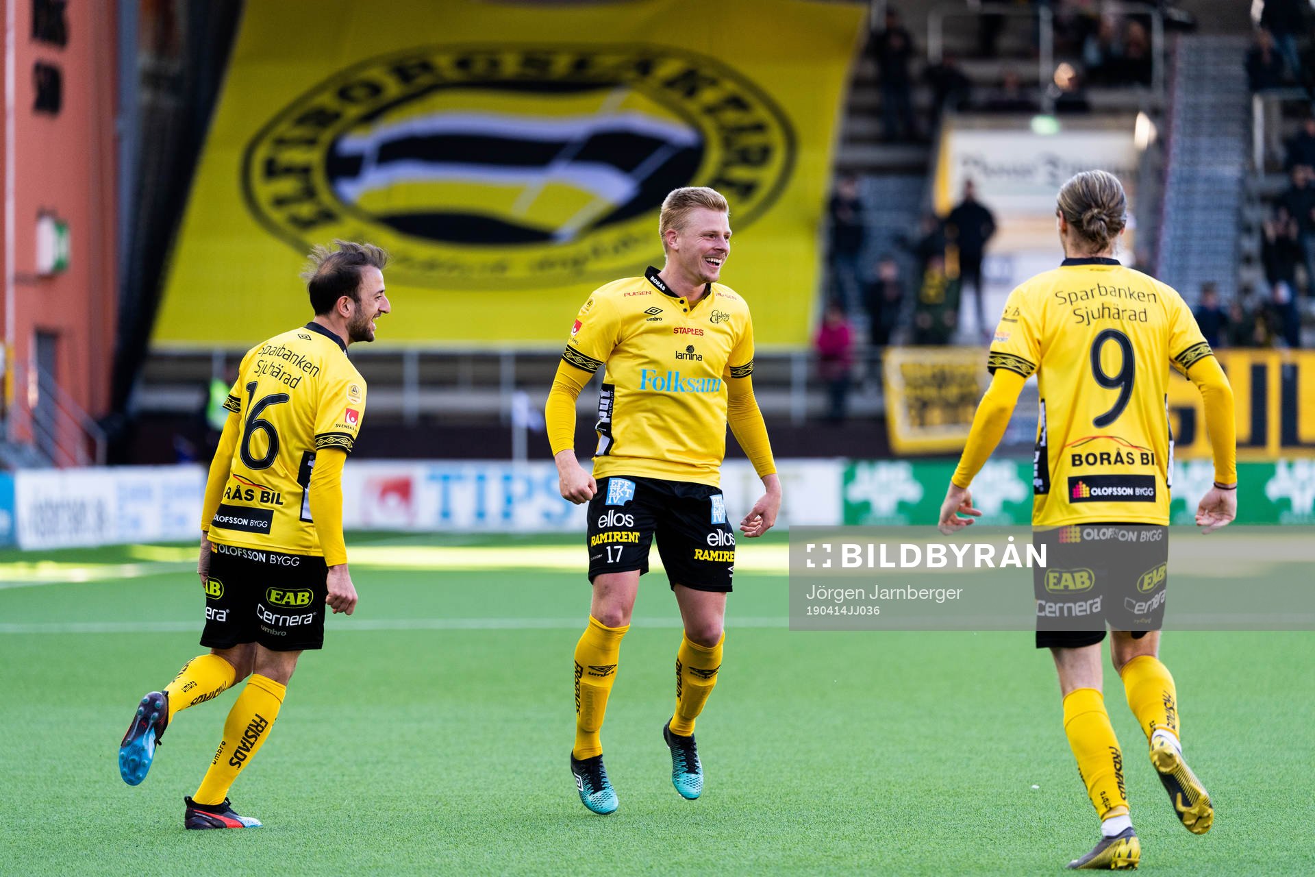 Elfsborgs Per Frick jublar med Robert Gojani och Pawel