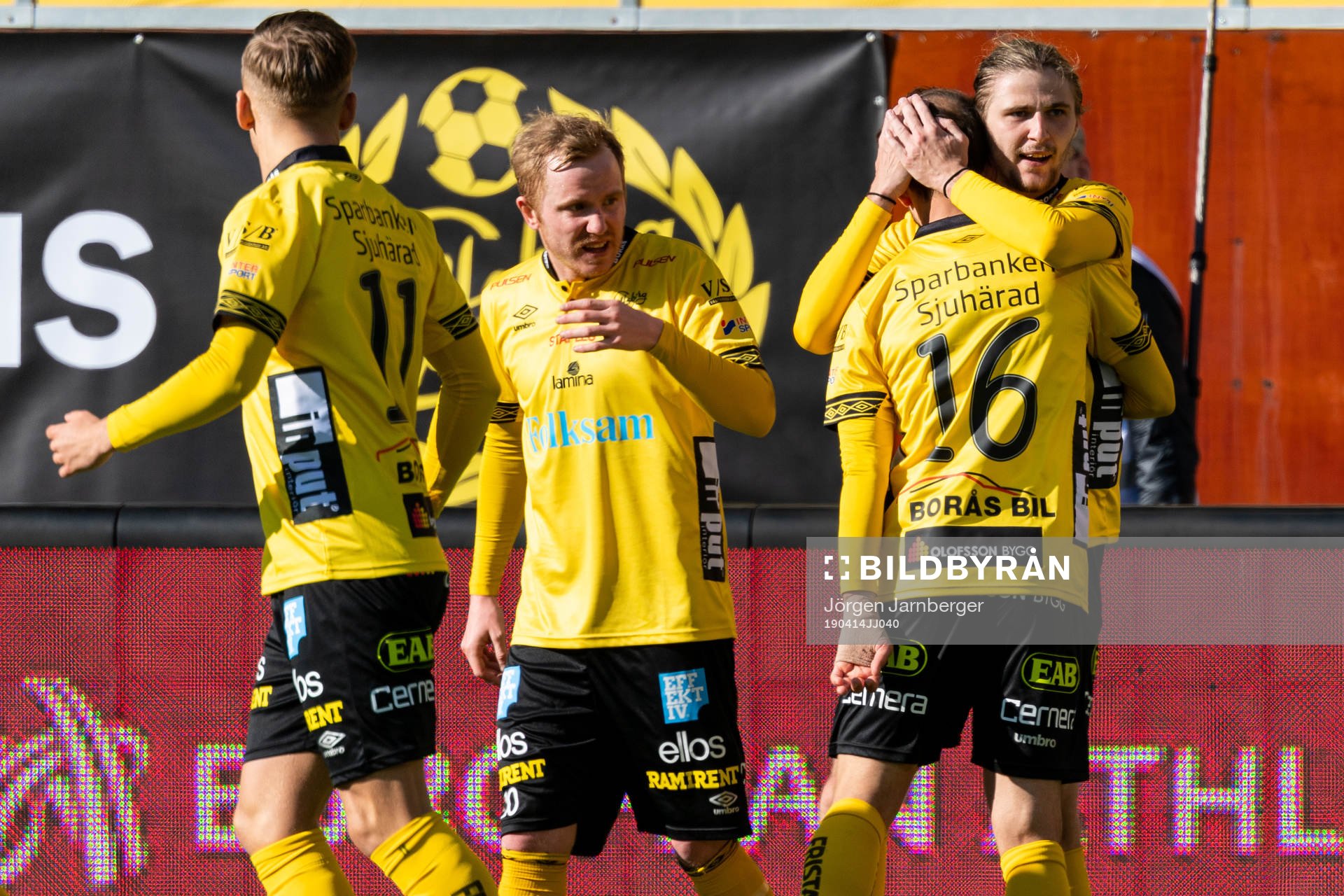 Pawel Cibicki klappas om av Simon Lundevall och Robert