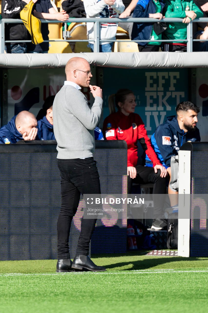 Sundsvalls tränare Joel Cedergren under fotbollsmatchen i Allsvenskan mellan Elfsborg och GIF Sundsvall den 14 april 2019 i Borås.