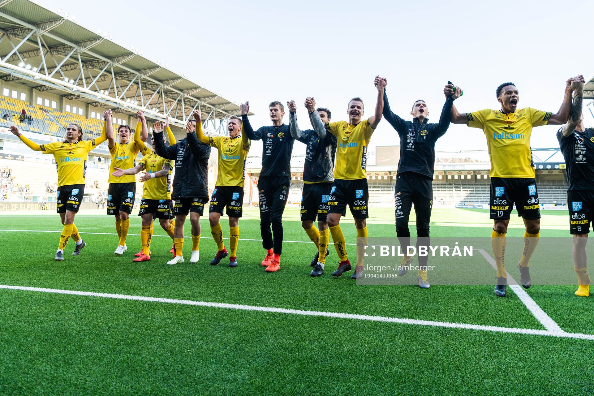 Elfsborgs spelare tackar publiken efter fotbollsmatchen i Allsvenskan mellan Elfsborg och GIF Sundsvall den 14 april 2019 i Borås.
