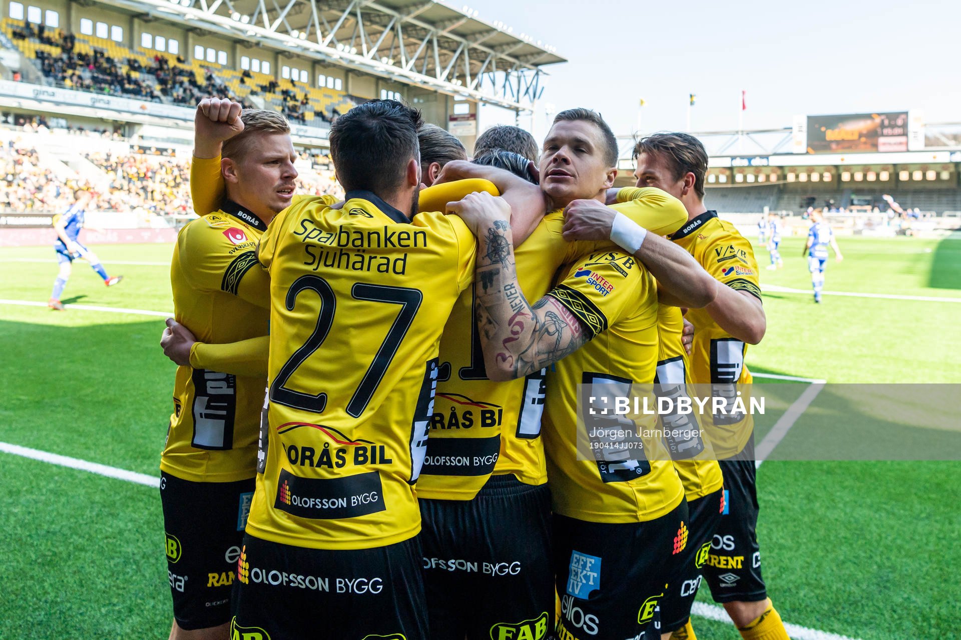 Elfsborgs Jonathan Levi (skymd) klappas om av lagkamraterna