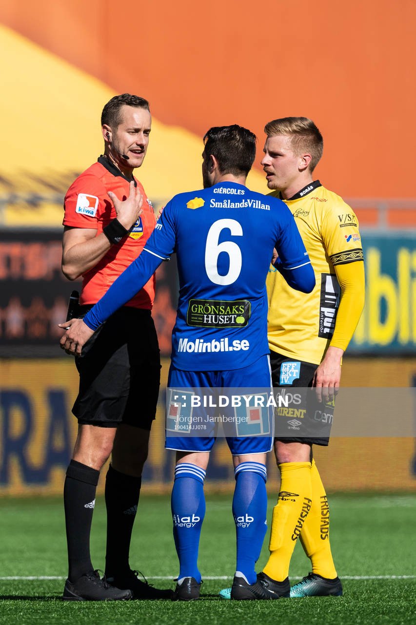 Domare Victor Wolf diskuterar med Elfsborgs Per Frick och