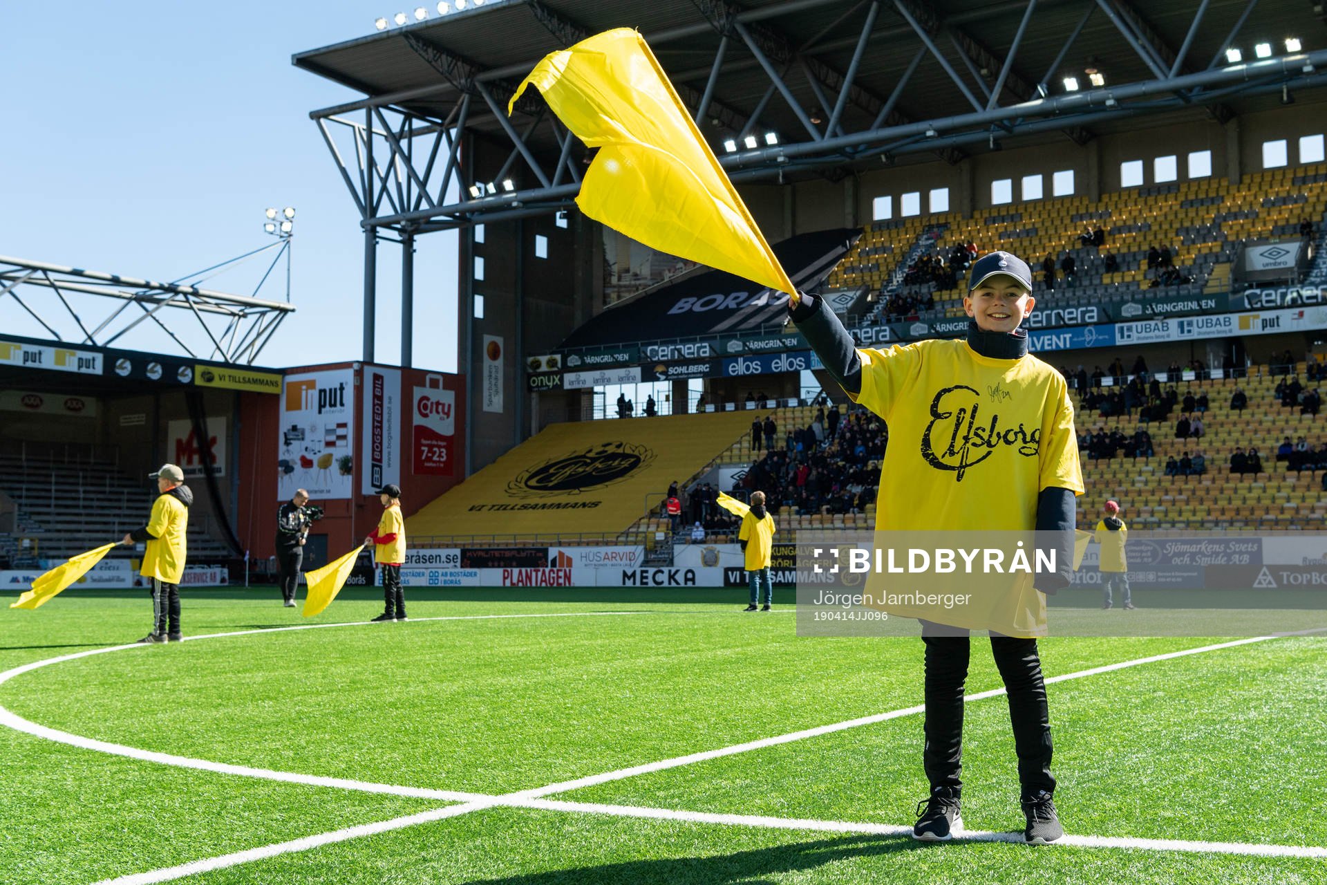 Inmarsch på Borås arena och ungdomar med gula flaggor i