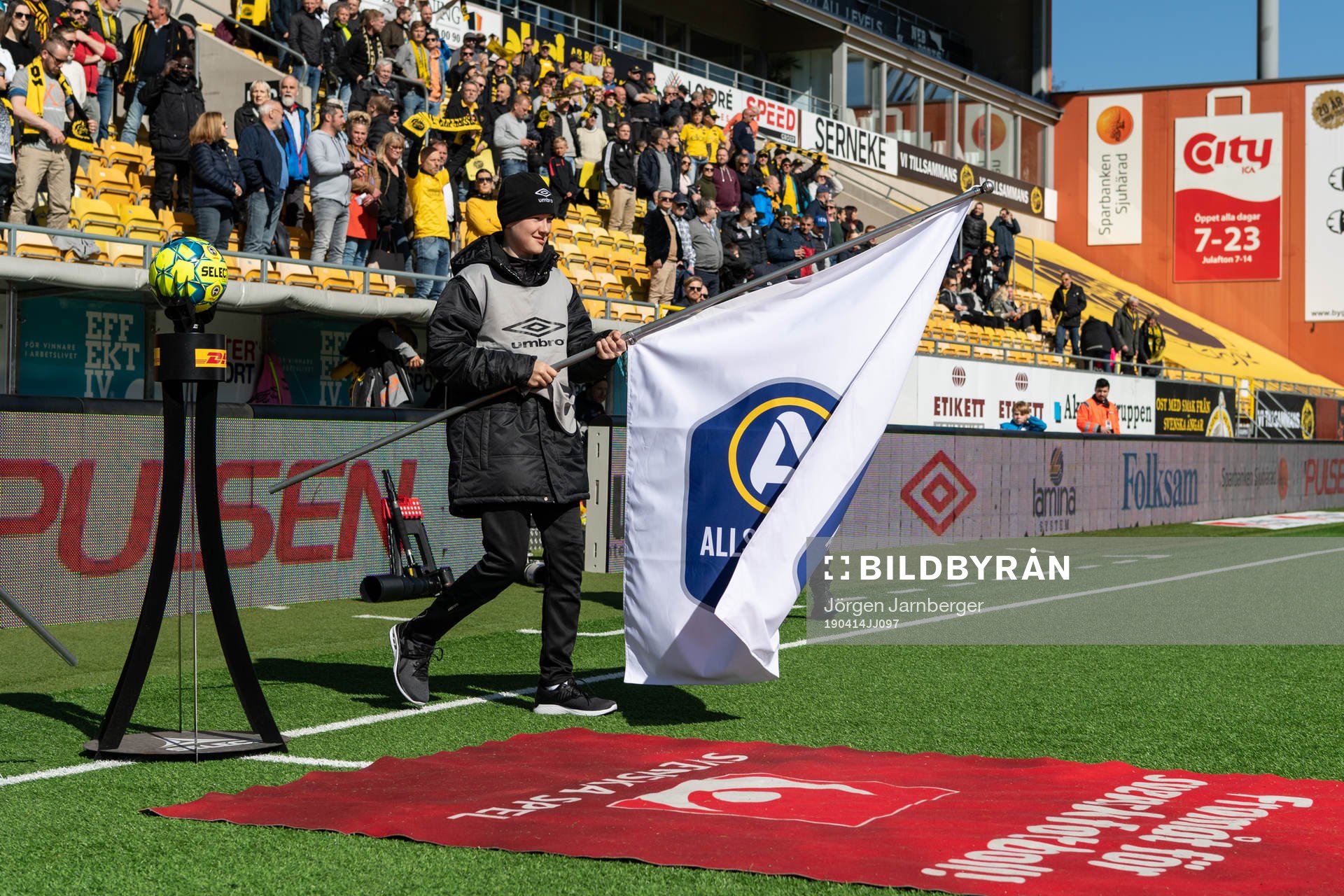 Flaggbärare kommer in på arenan med