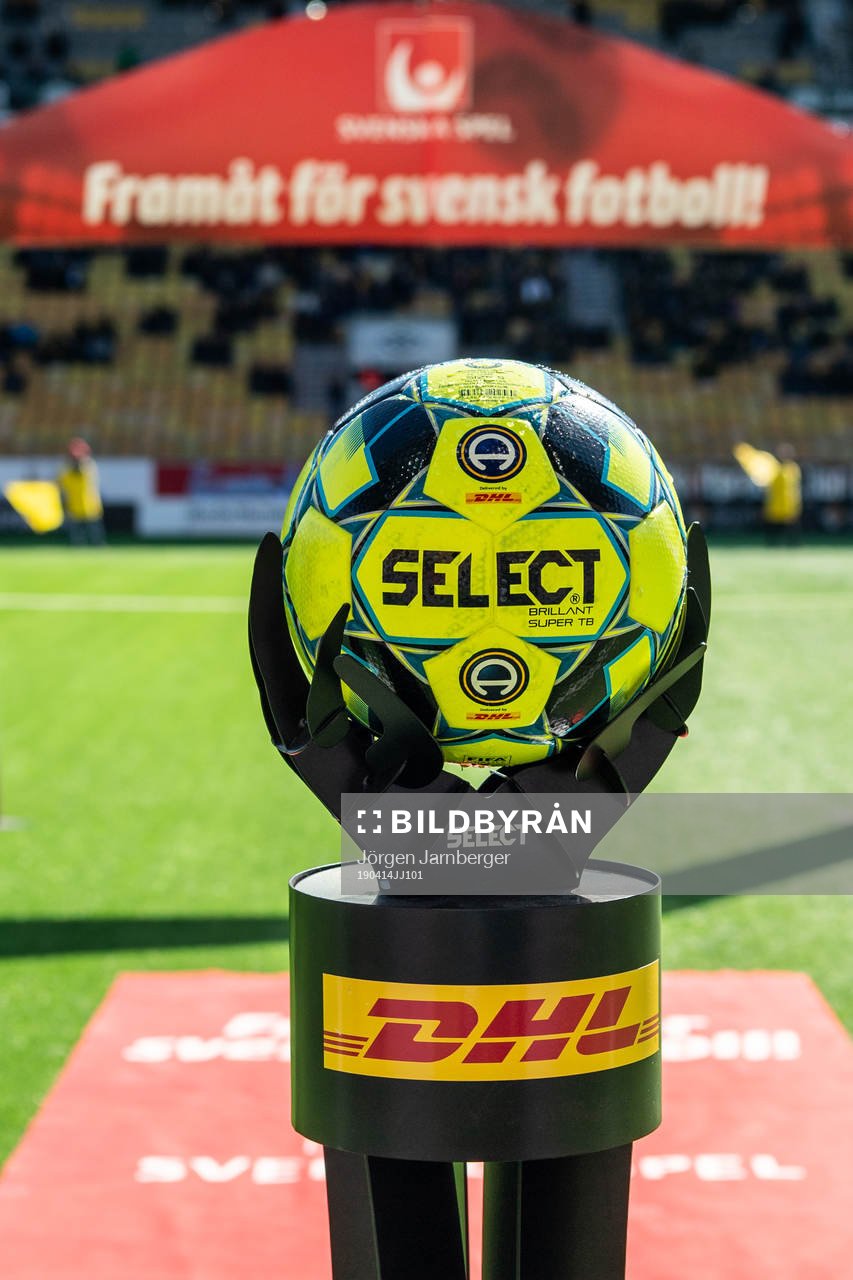 Allsvenskans matchboll från Select på piedestal