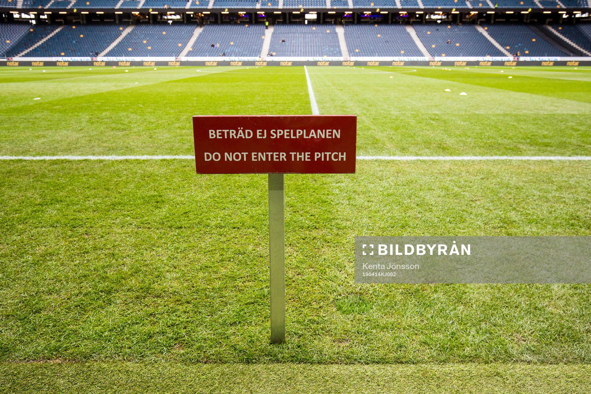 En skylt visar förbud mot att beträda spelplanen