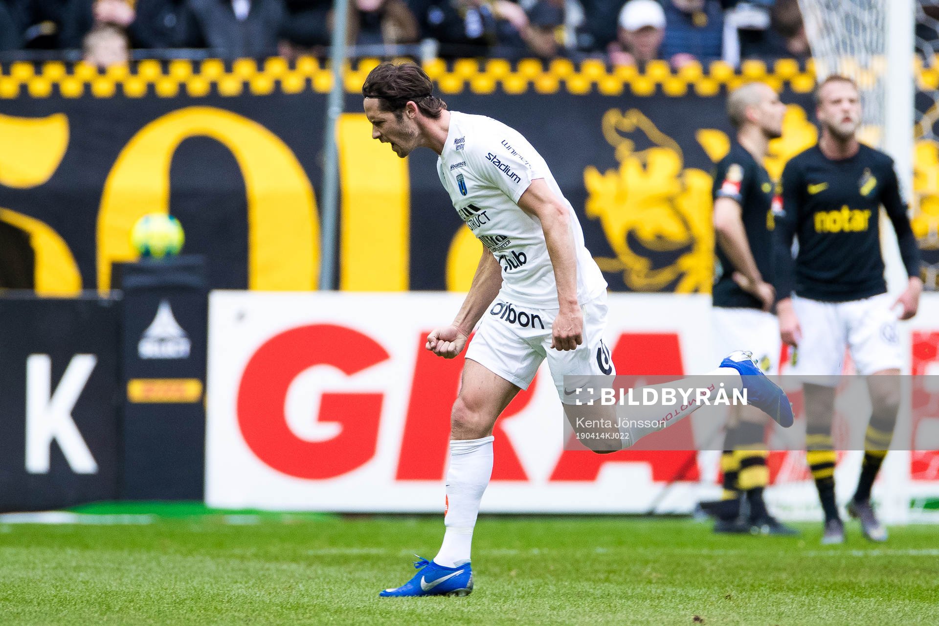 Sirius Philip Haglund jublar efter 0-1 under fotbollsmatchen i Allsvenskan mellan AIK och Sirius den 14 april 2019 i Stockholm. 