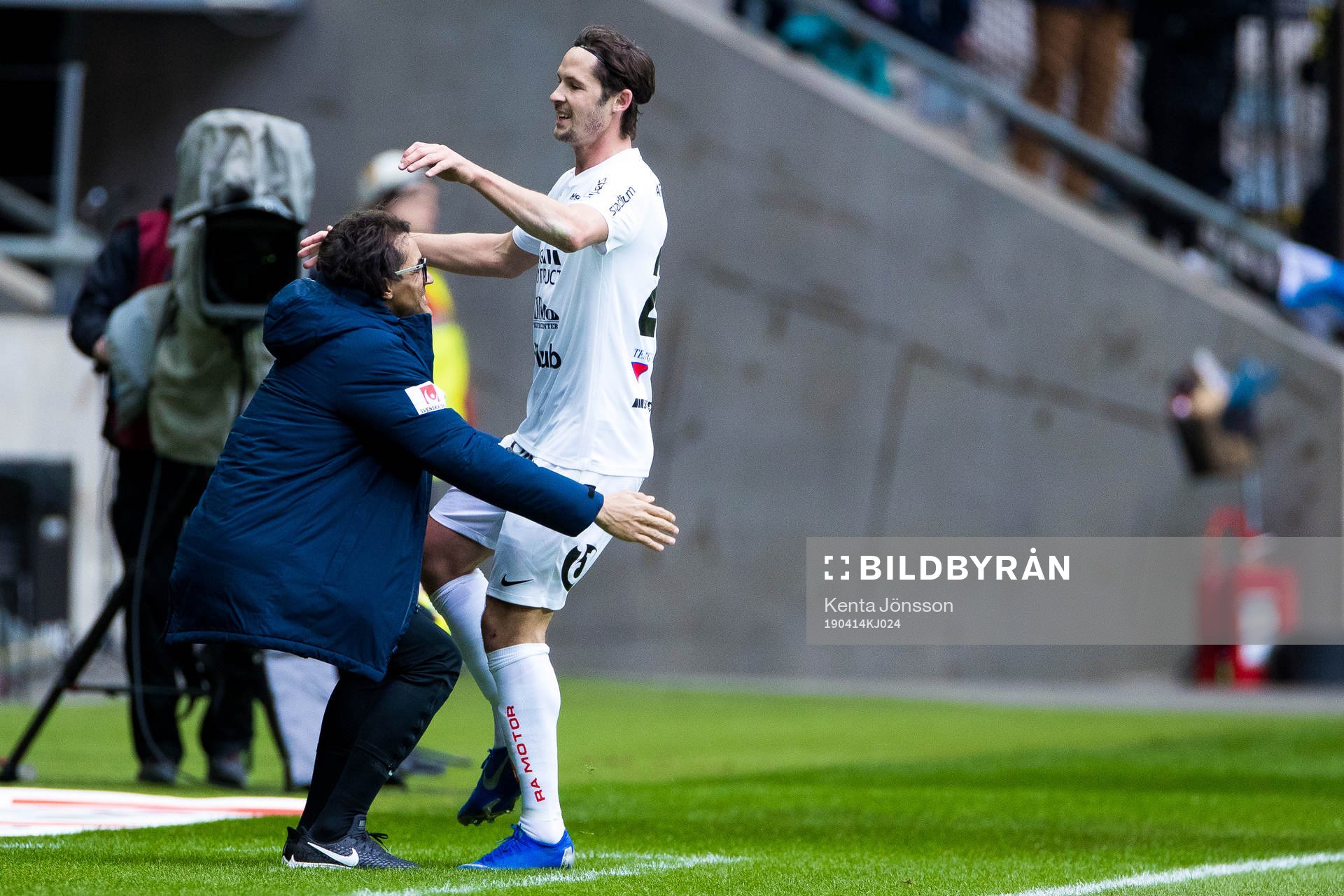 Sirius Philip Haglund jublar med målvaktstränare Karim Fegrouch efter 0-1 under fotbollsmatchen i Allsvenskan mellan AIK och Sirius den 14 april 2019 i Stockholm.