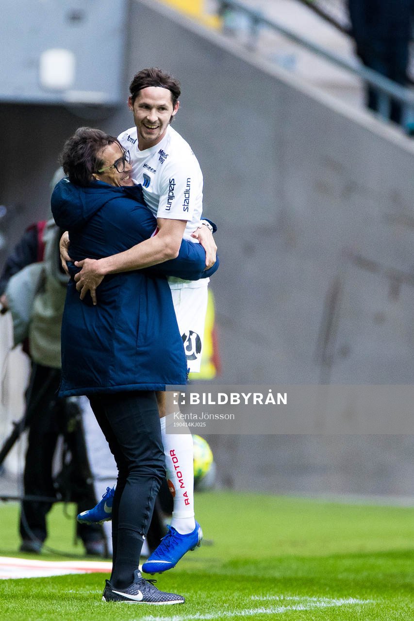 Sirius Philip Haglund jublar med målvaktstränare Karim Fegrouch efter 0-1 under fotbollsmatchen i Allsvenskan mellan AIK och Sirius den 14 april 2019 i Stockholm.