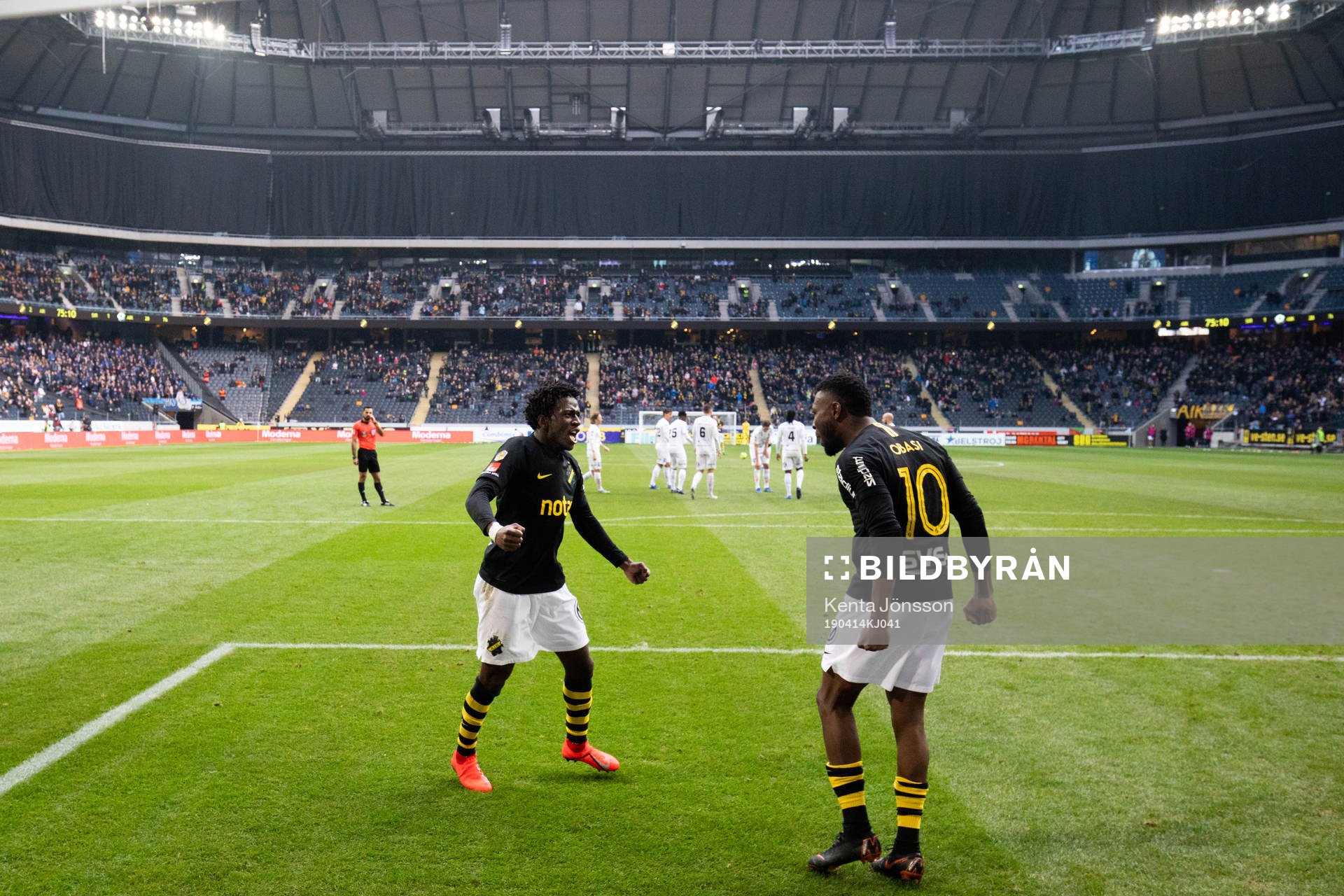 AIK:s Jack Lahne jublar med Chinedu Ogbuke Obasi efter sitt 2-1 mål under fotbollsmatchen i Allsvenskan mellan AIK och Sirius den 14 april 2019 i Stockholm.