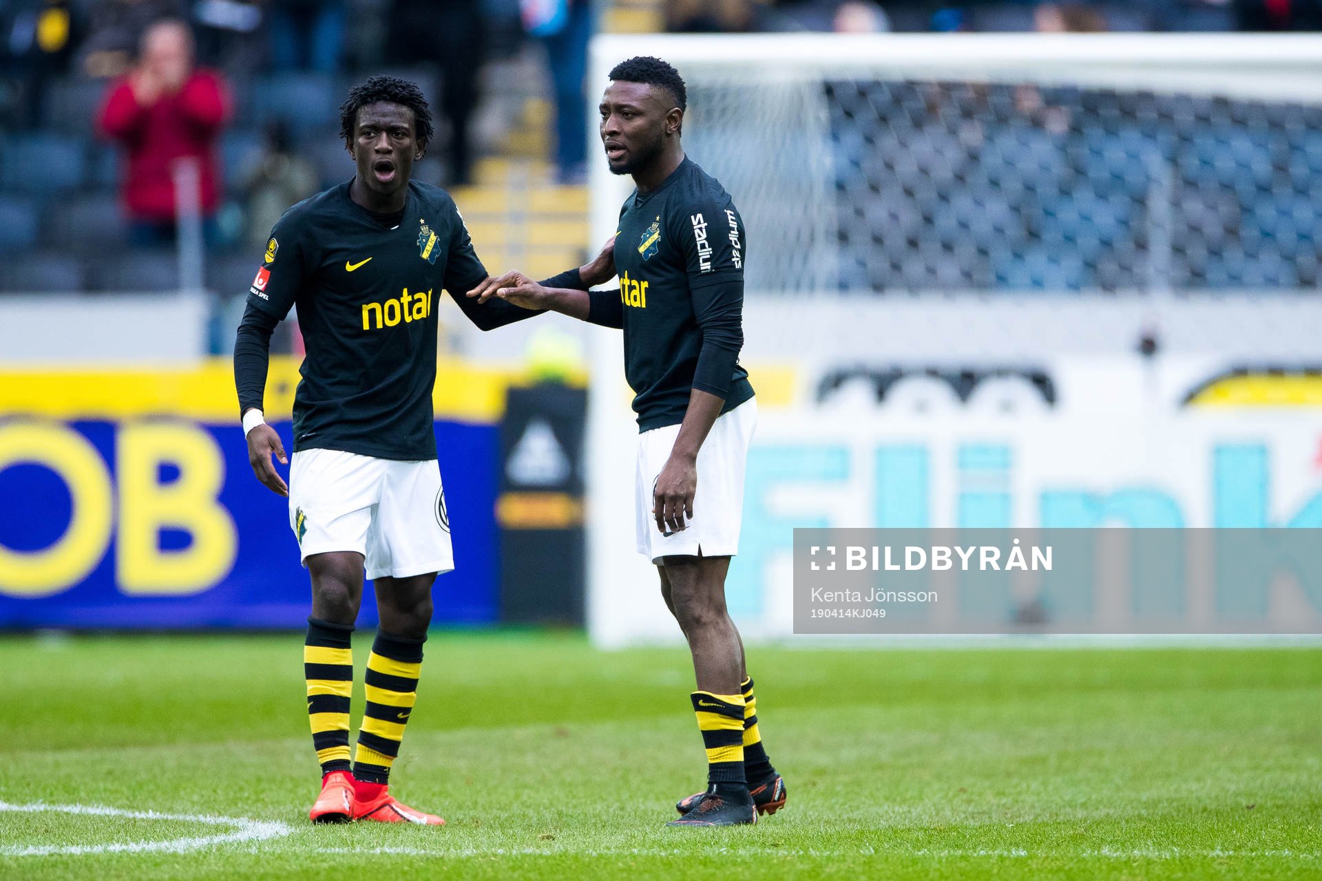 s Chinedu Ogbuke Obasi jublar med Jack Lahne