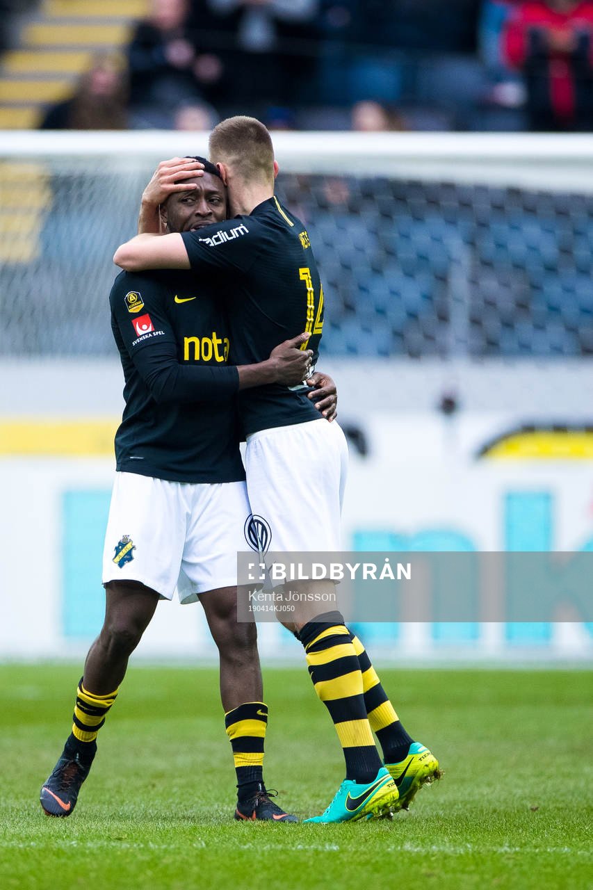 s Chinedu Ogbuke Obasi jublar Karol Mets