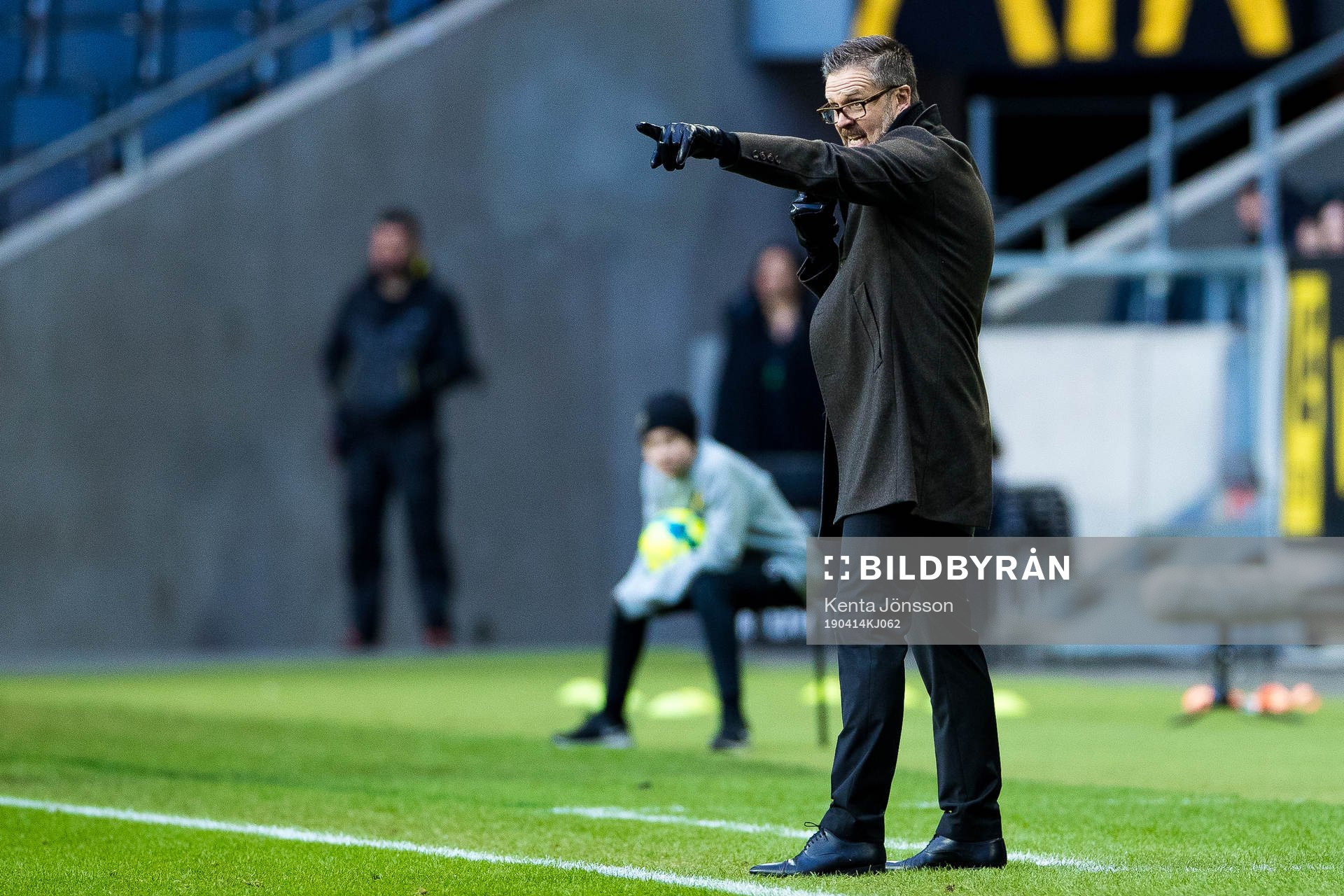 s tränare Rikard Norling reagerar