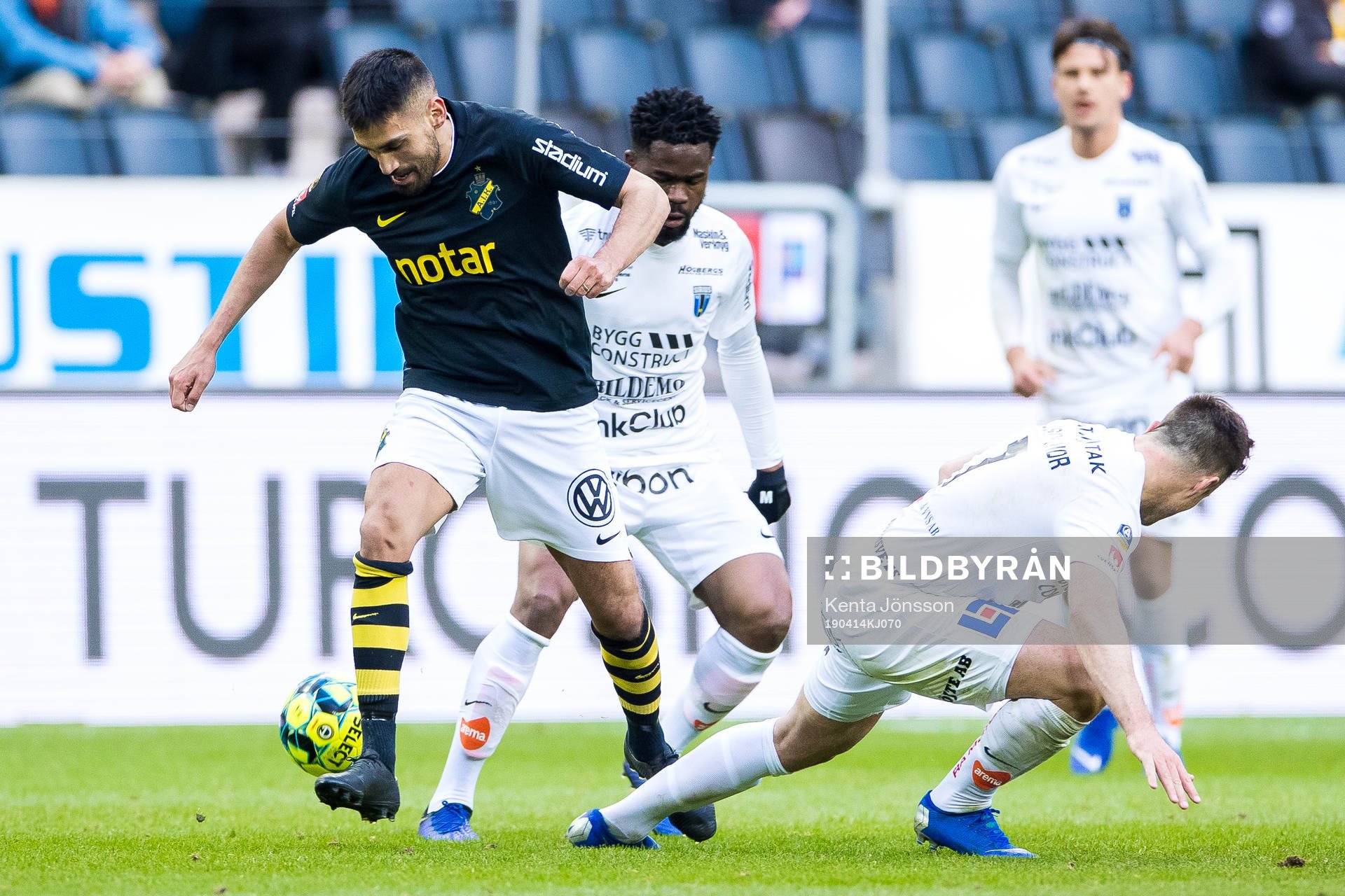 s Stefan Silva i kamp om bollen med Sirius Abdul Razak och