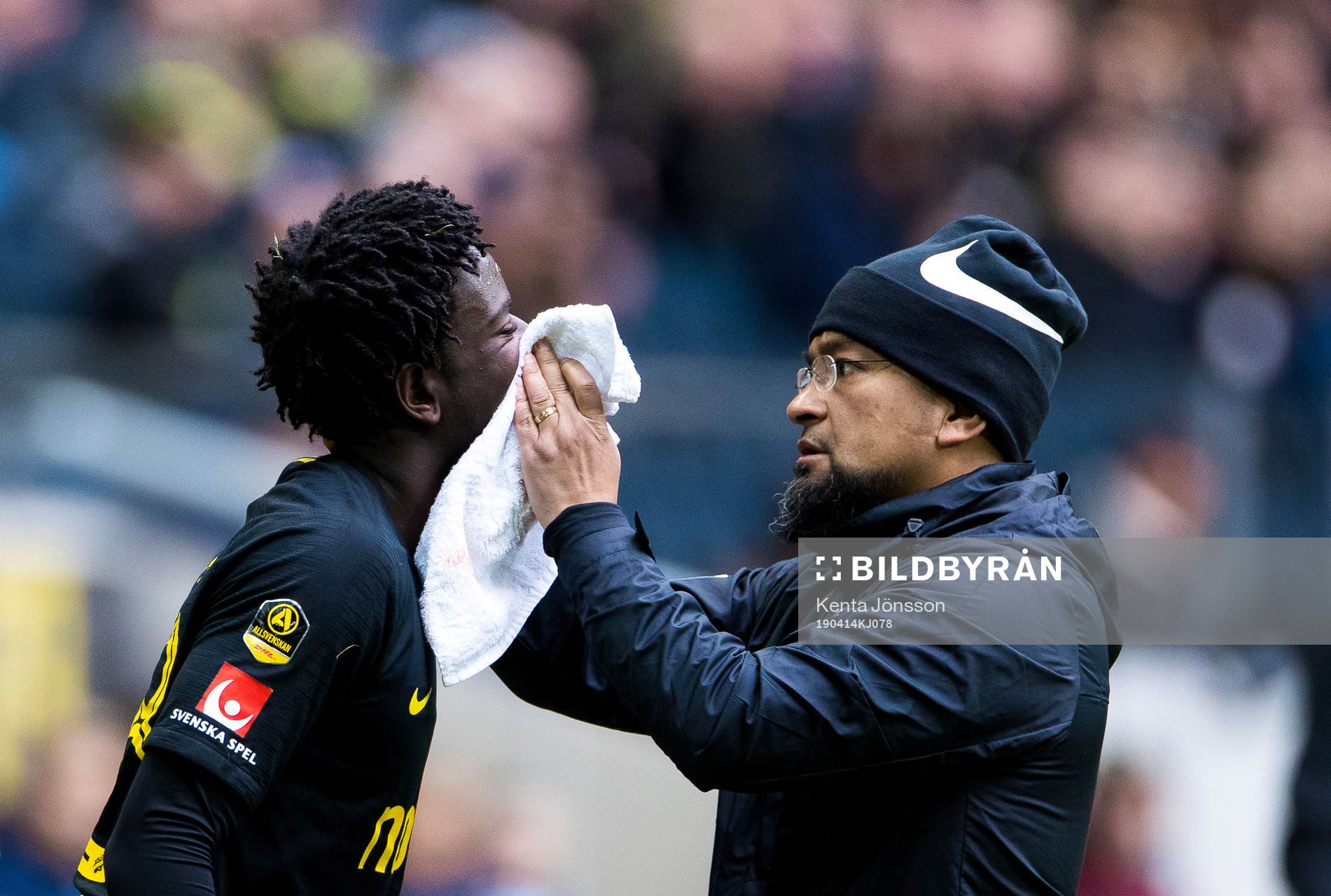 s Jack Lahne får vård av naprapat Luis Oyarzo för  en