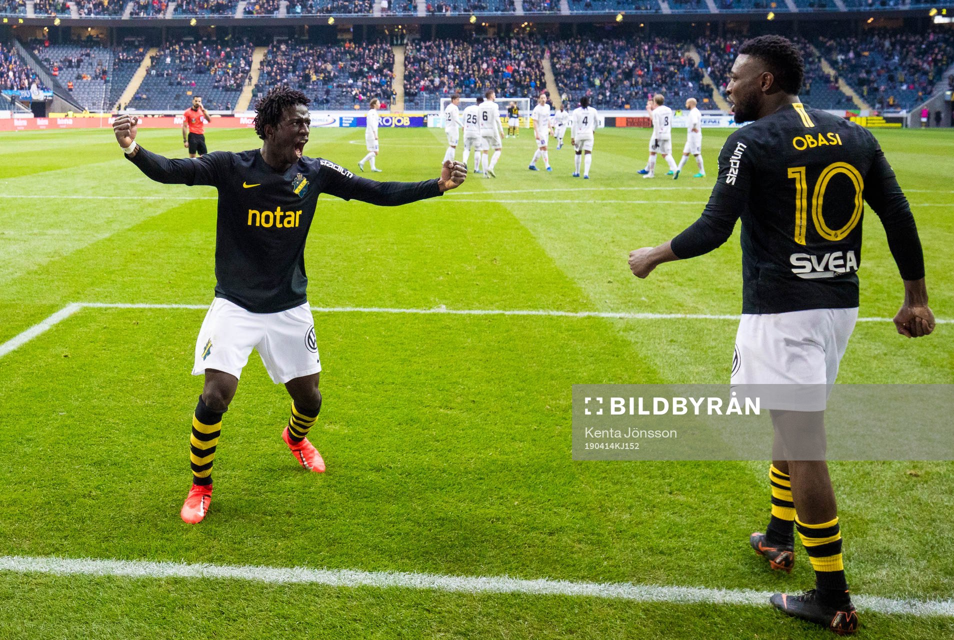 s Jack Lahne (v) jublar med Chinedu Ogbuke Obasi (h)