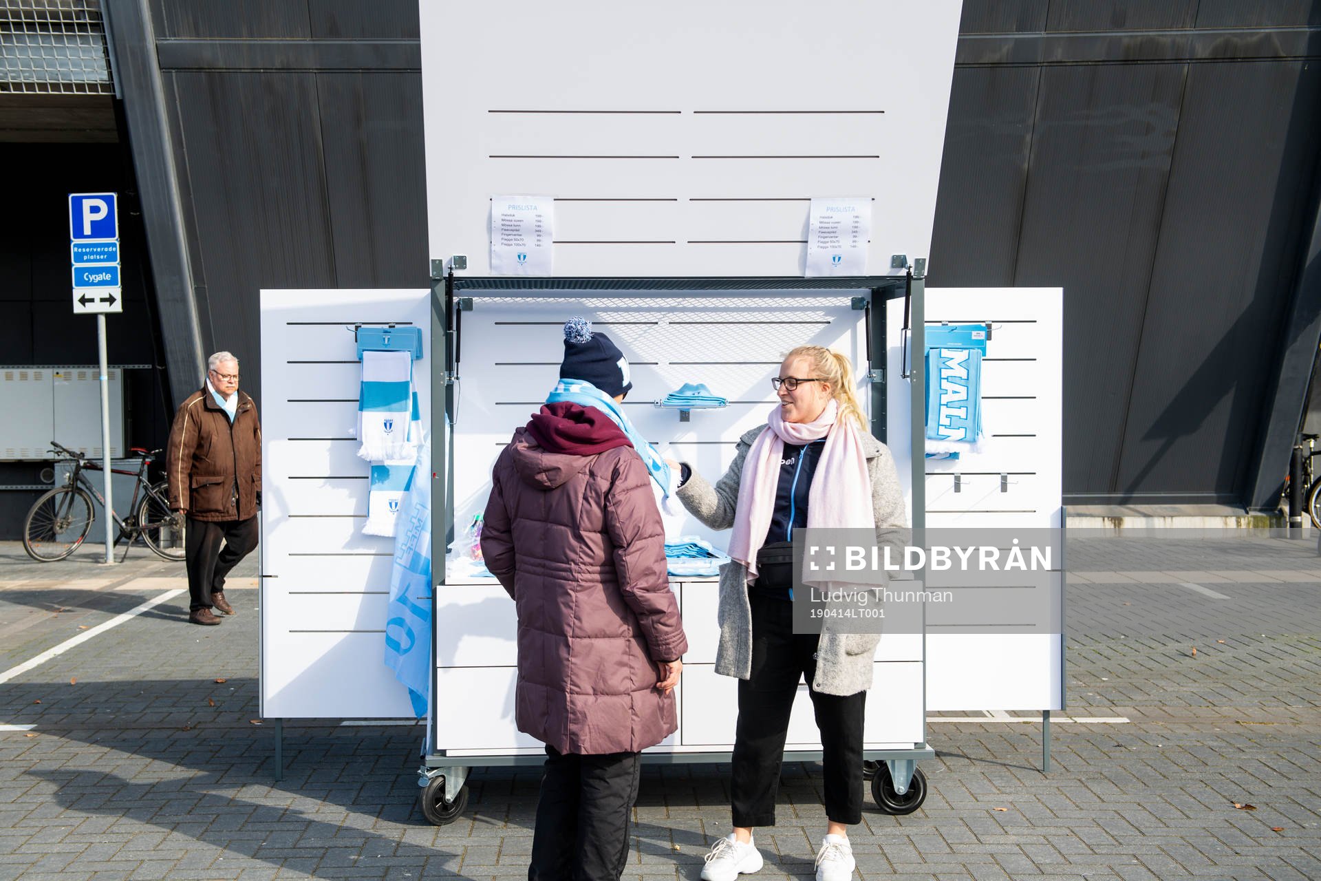 Besökare tittar på produkter i en mobil souvenirkiosk
